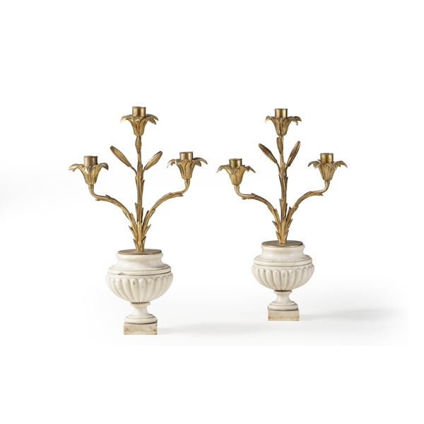 Coppia di vasi con candelabri