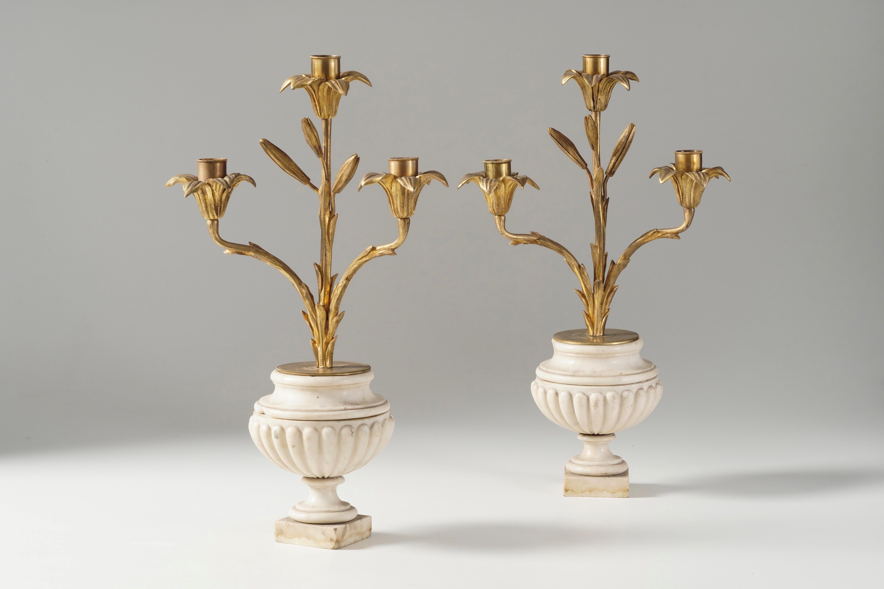 Coppia di vasi con candelabri, oggetti da antiquariato