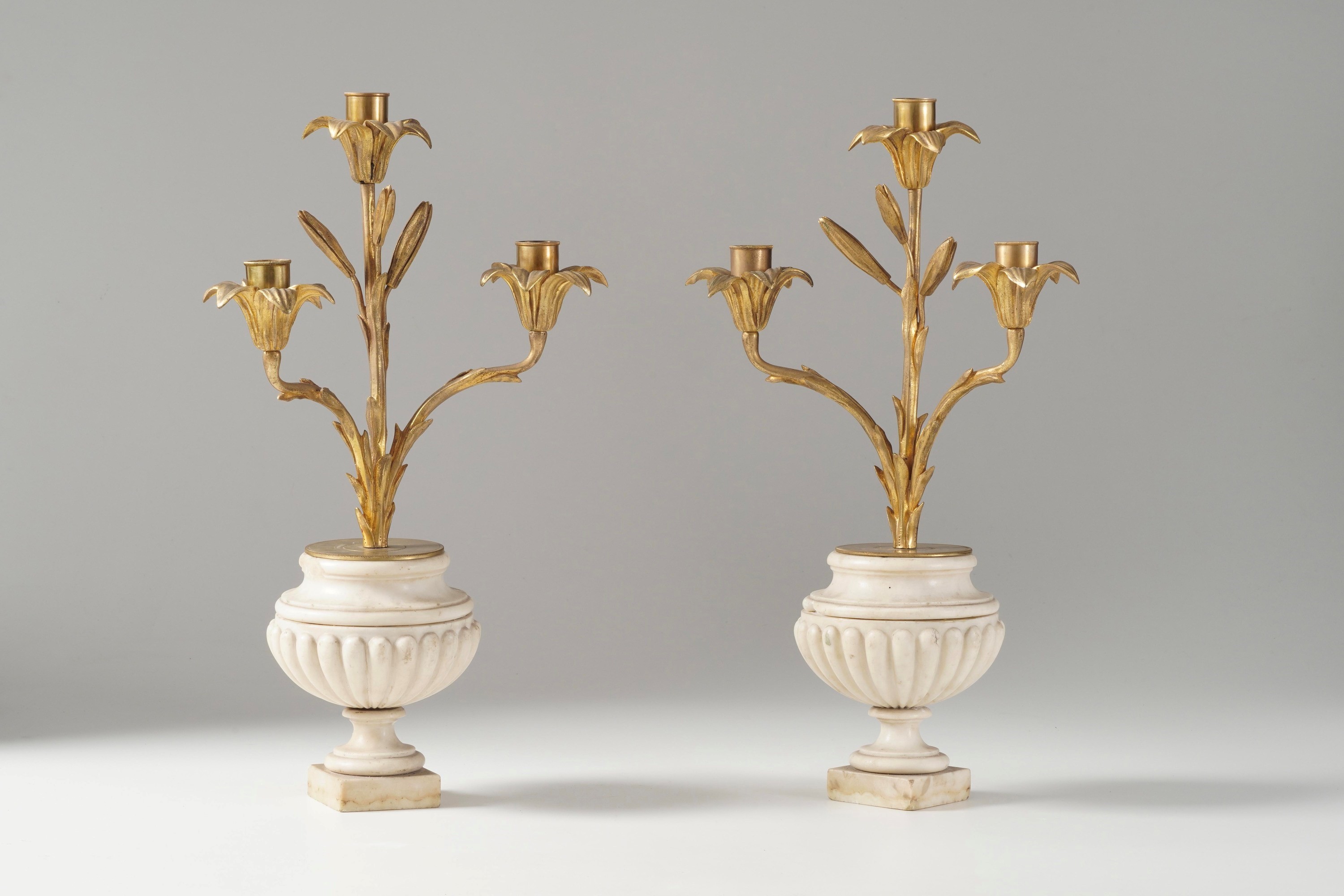 Coppia di vasi con candelabri, oggetti da antiquariato