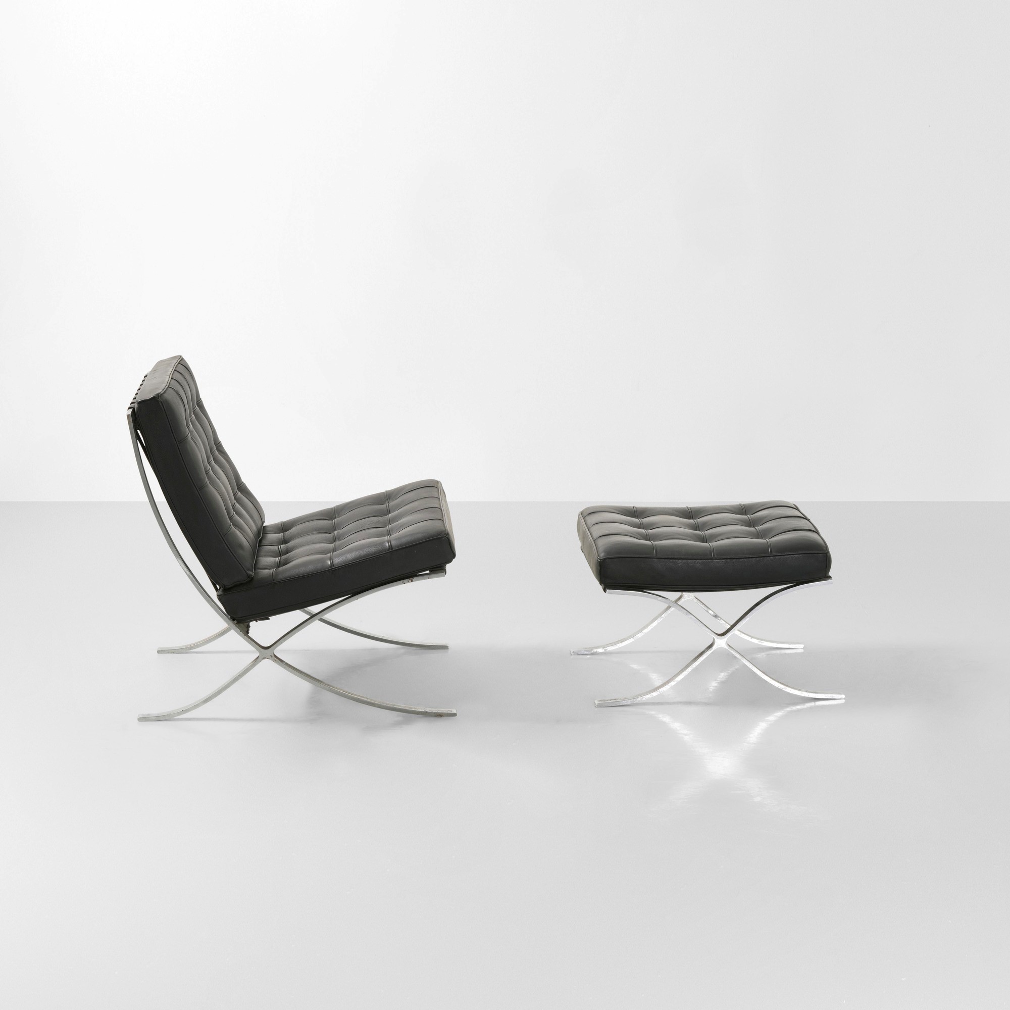 Ludwig Mies Van Der Rohe - Poltrona con poggiapiedi mod. MR90 “Barcelona”, struttura in acciaio e...