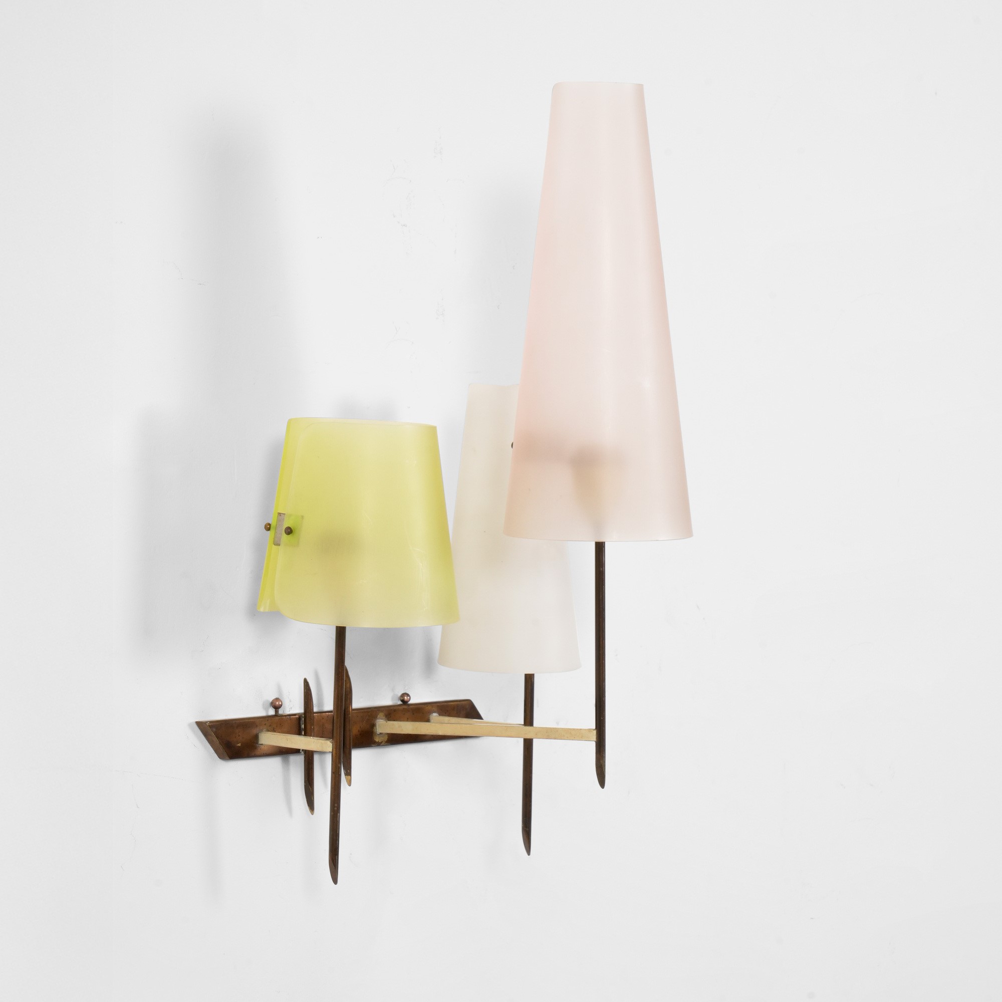 Angelo Lelii - Lampada da parete in ottone, metallo laccato e diffusori in materiale plastico