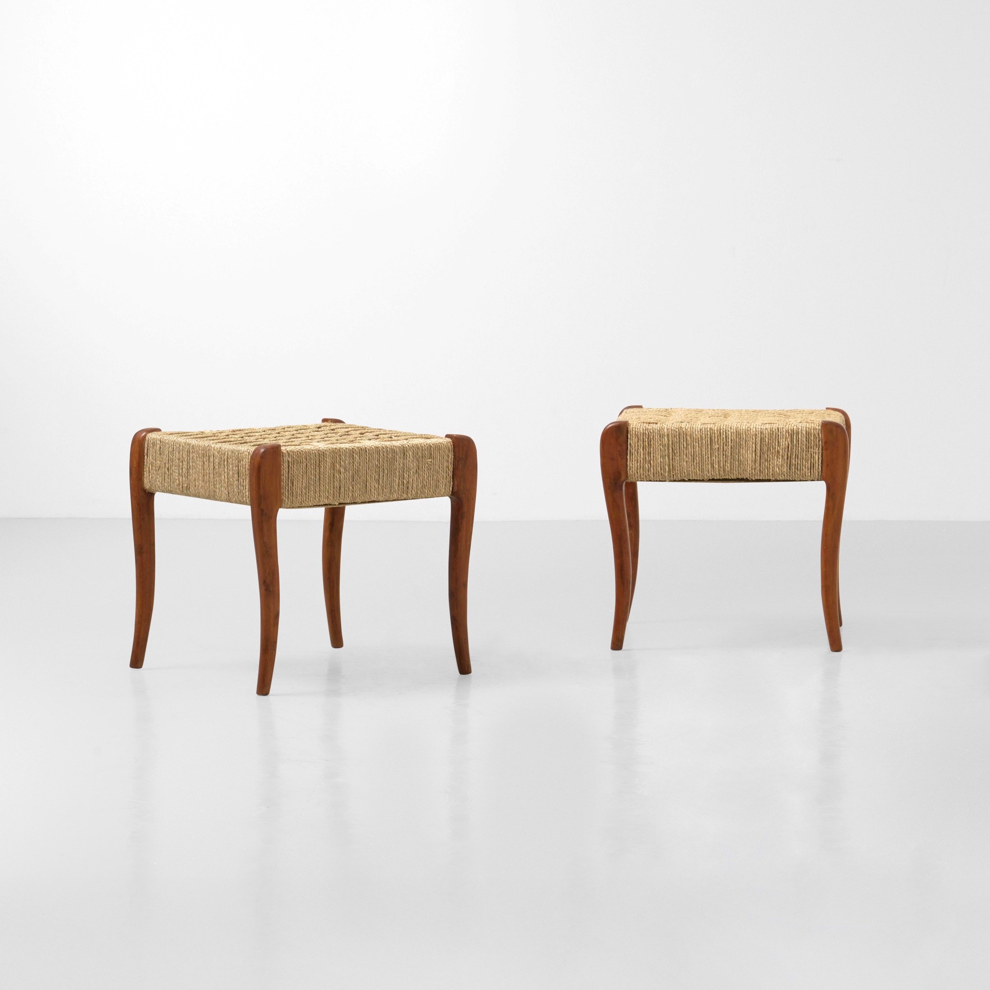 Paolo Buffa - Due pouf in legno con seduta in corda intrecciata