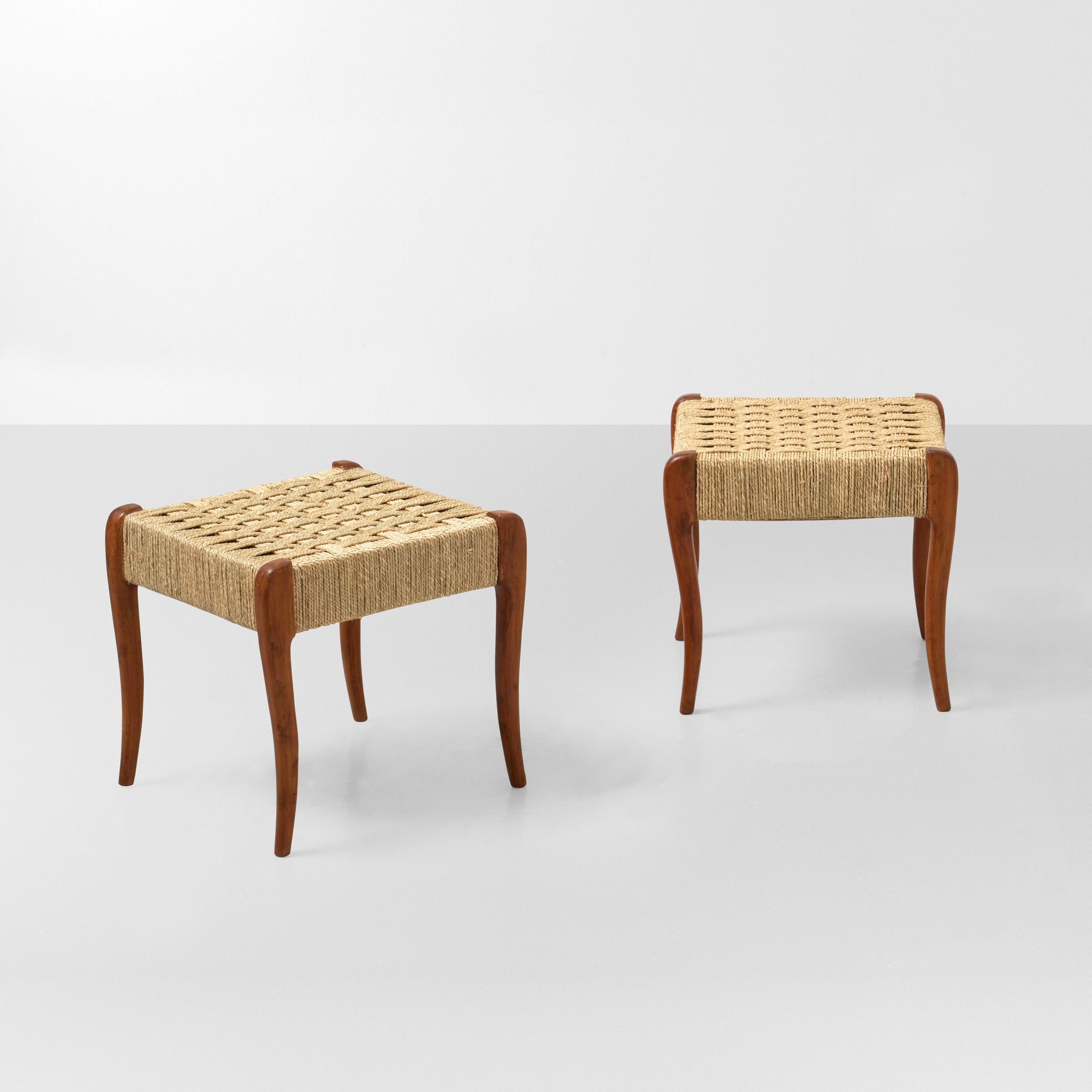 Paolo Buffa - Due pouf in legno con seduta in corda intrecciata
