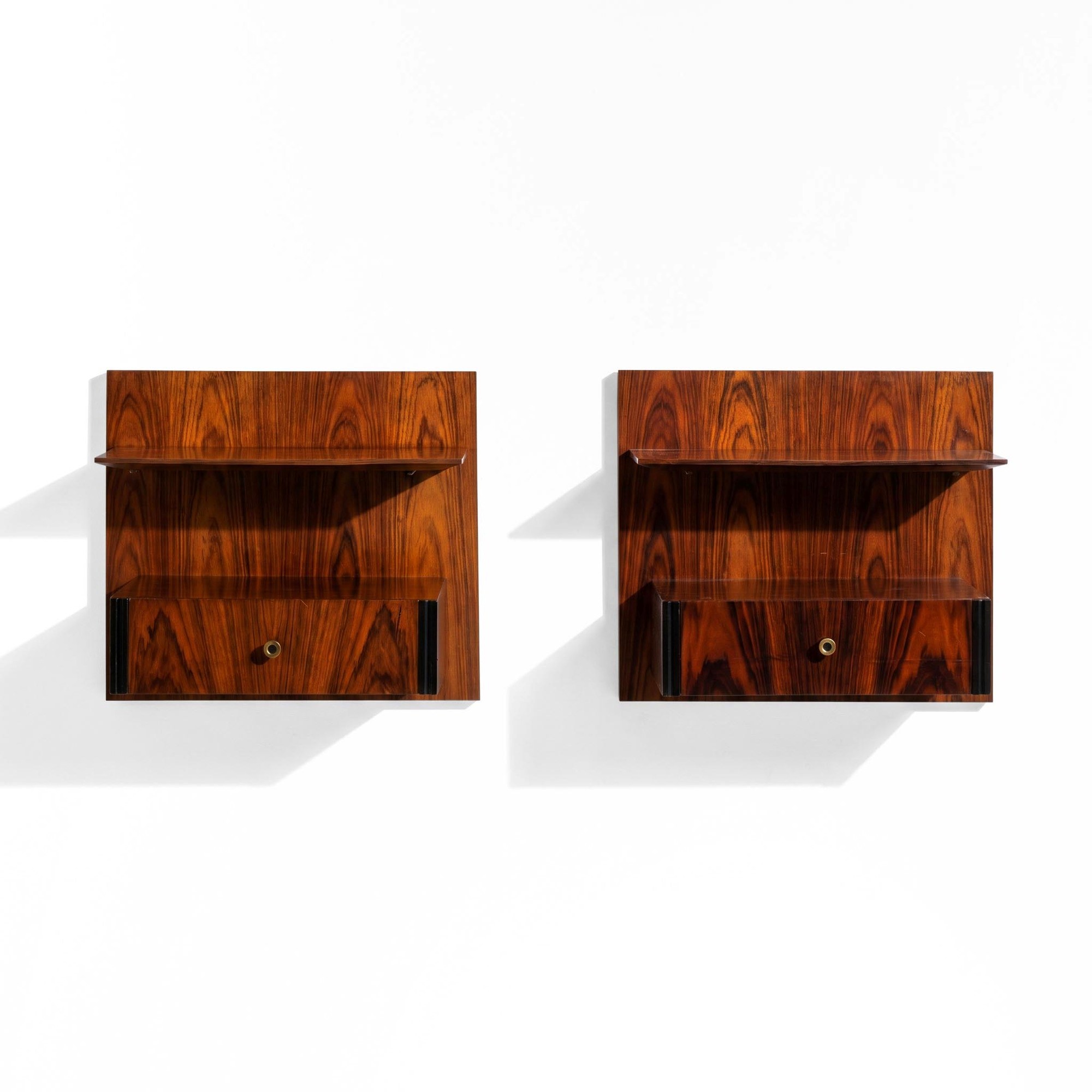 Dassi - Due comodini da parete in legno con maniglie in ottone