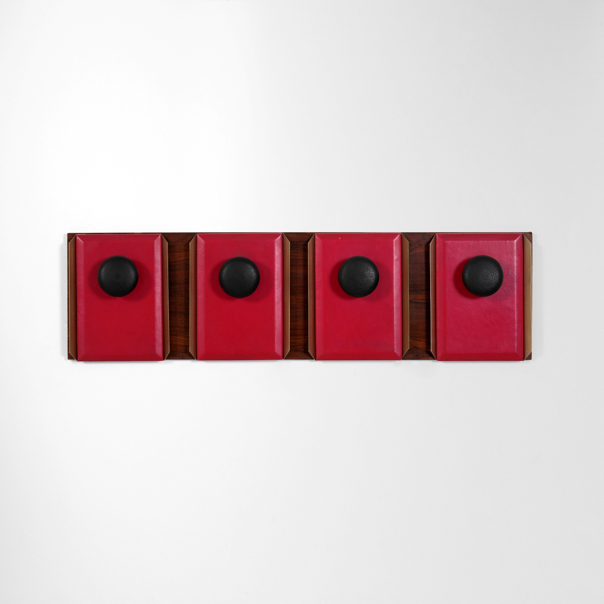 Appendiabiti in legno impiallacciato e skai con finiture in ottone, produzione italiana (c. 1960)