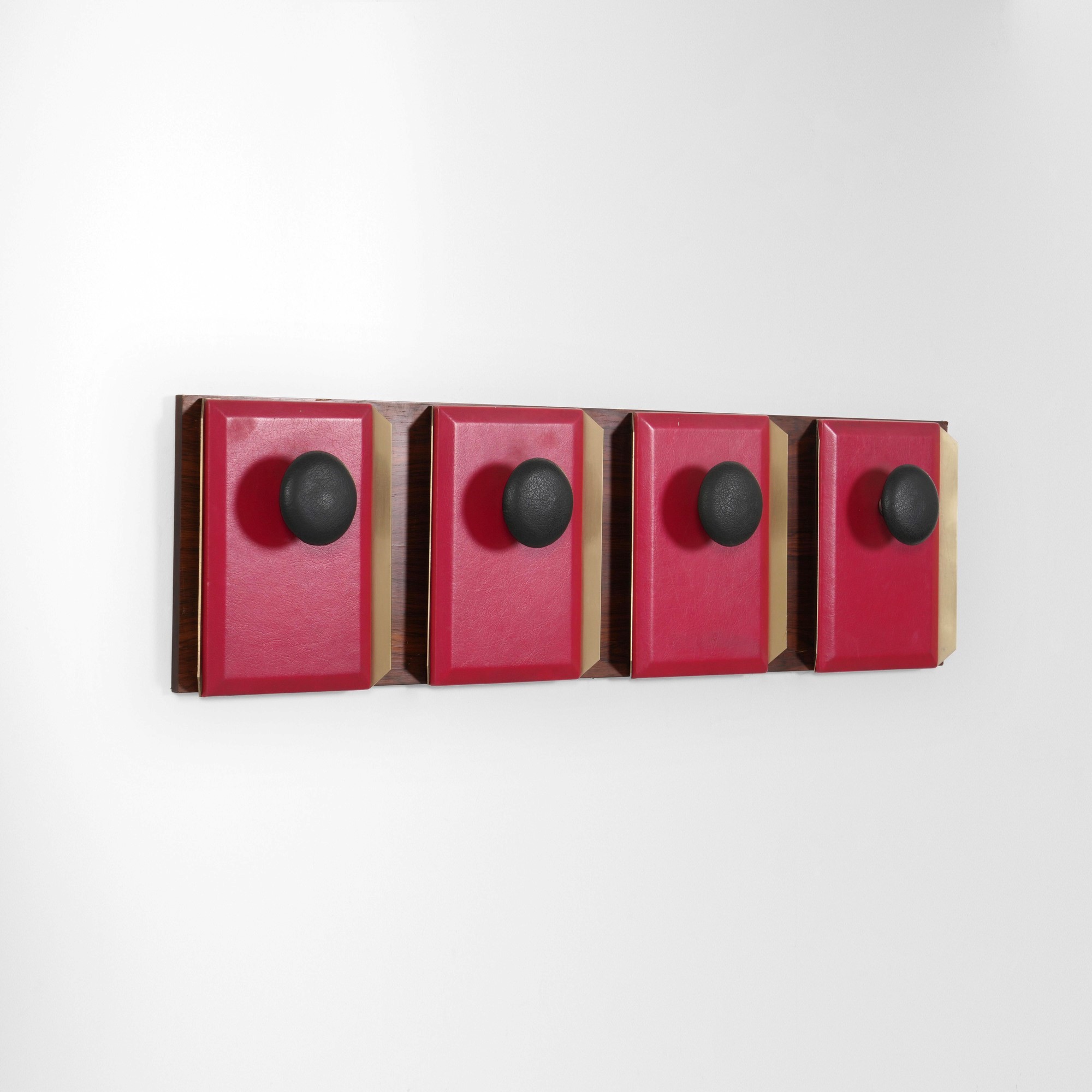 Appendiabiti in legno impiallacciato e skai con finiture in ottone, produzione italiana (c. 1960)