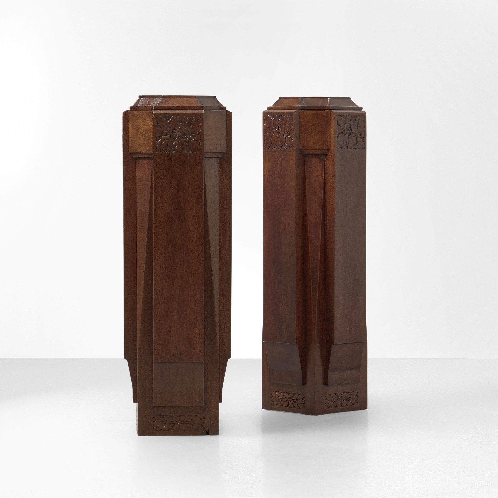 Italia, Due colonne portavasi, struttura in legno (circa 1940)
