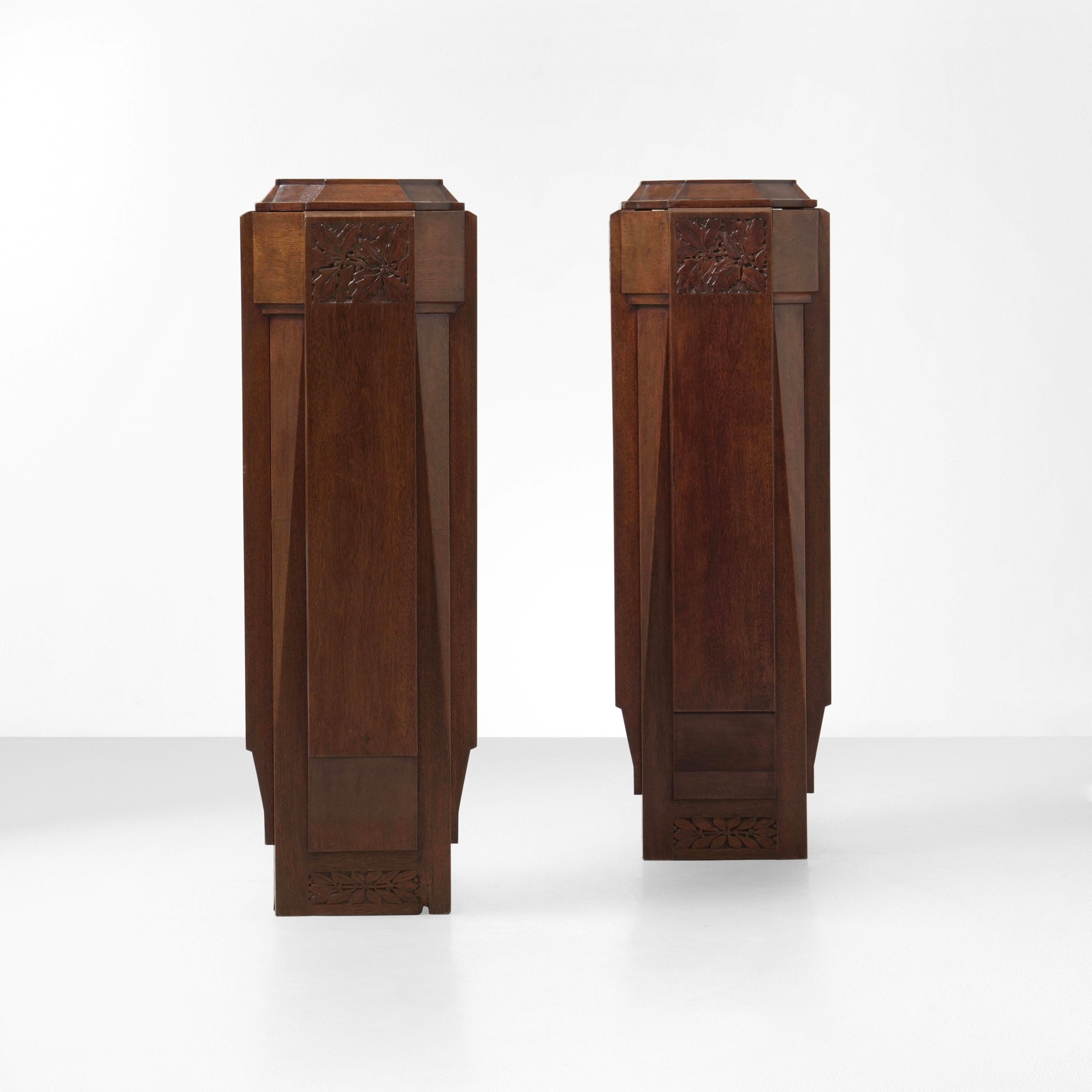 Italia, Due colonne portavasi, struttura in legno (circa 1940)
