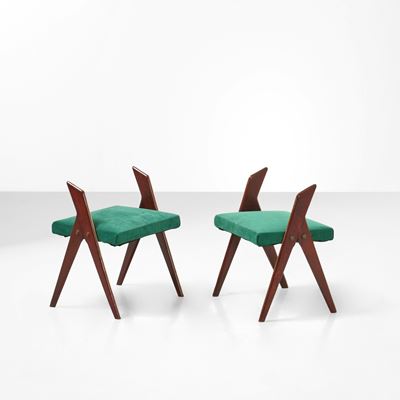 Italia, Due pouf in legno rivestiti in tessuto con dettagli in ottone, ca. 1950