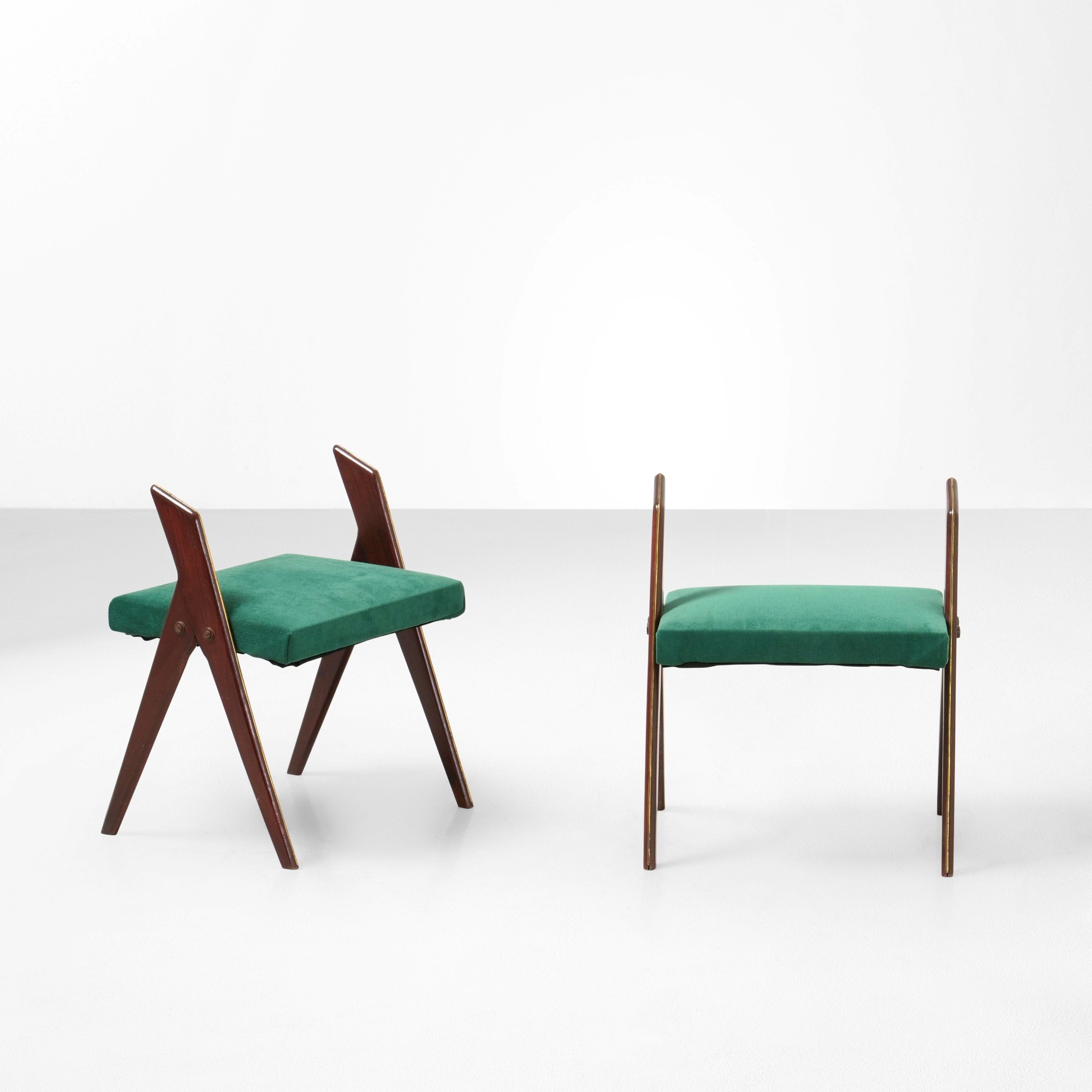Italia, Due pouf in legno rivestiti in tessuto con dettagli in ottone, ca. 1950
