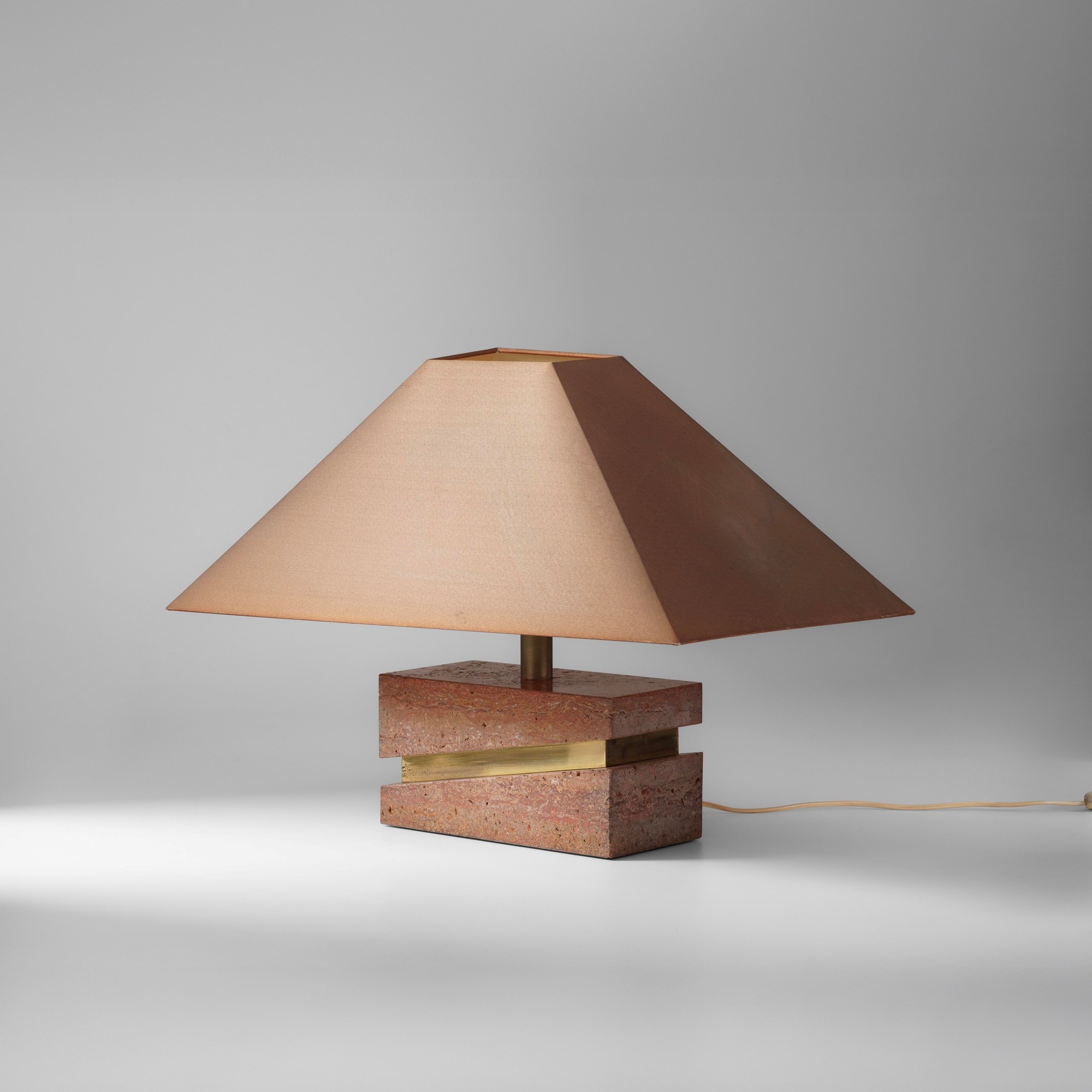 Studio Vasco Fontana - Grande lampada da tavolo in marmo rosso Verona e ottone