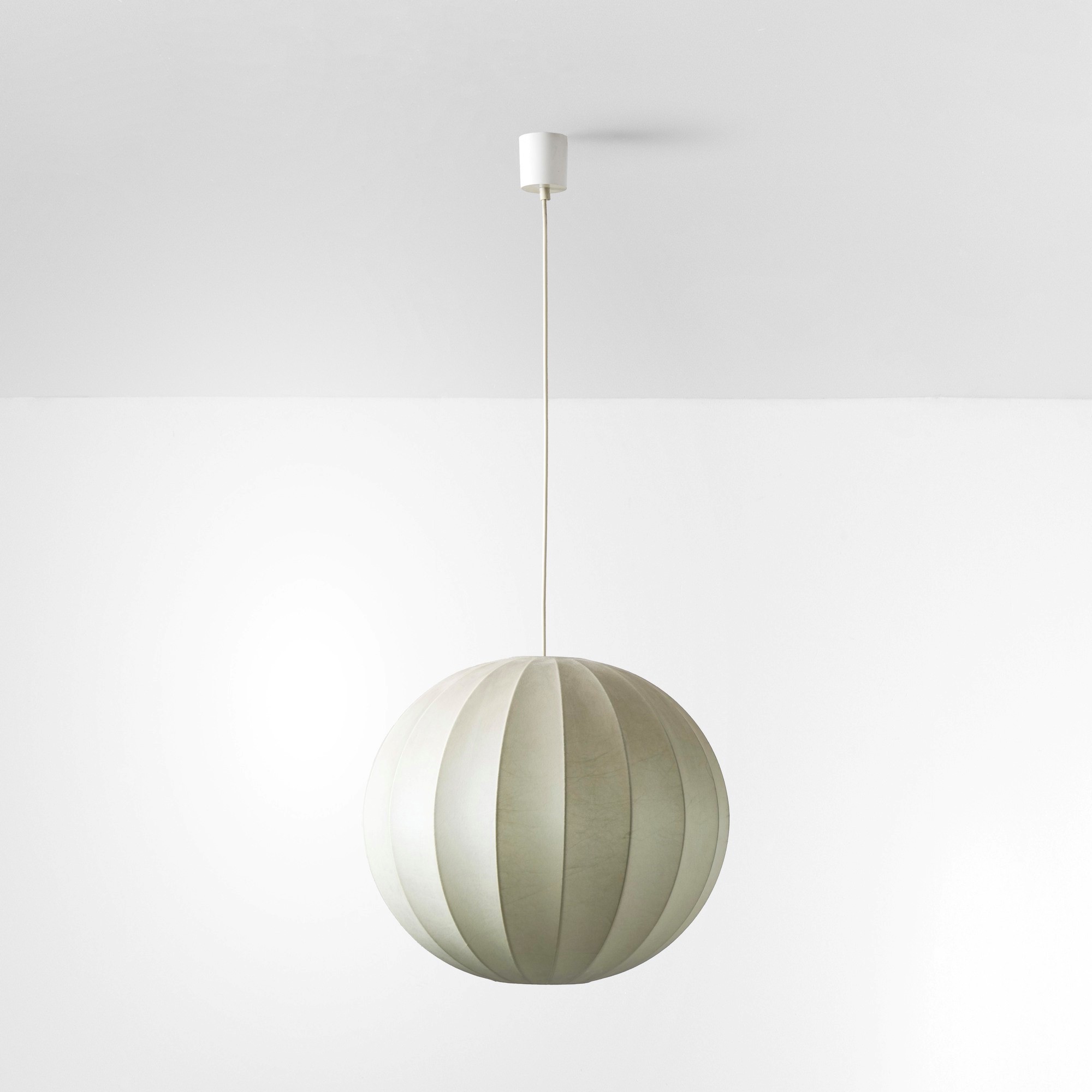Produzione italiana, Lampada a sospensione in metallo laccato e plastica con diffusore in cocoon ...