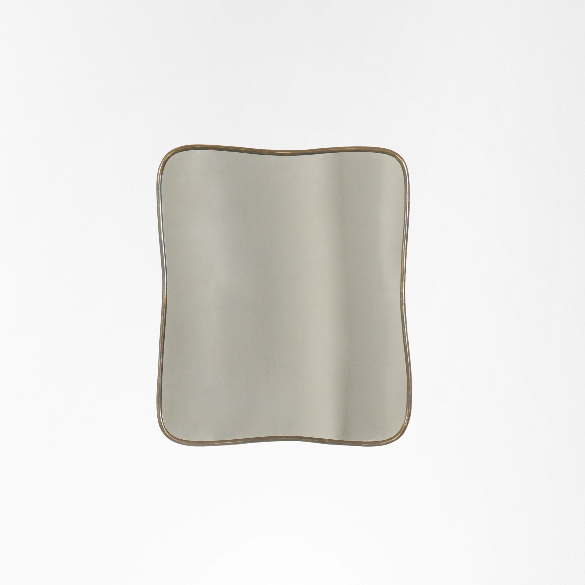 Italia, Specchio da parete con cornice in ottone e cristallo specchiato (circa 1960)