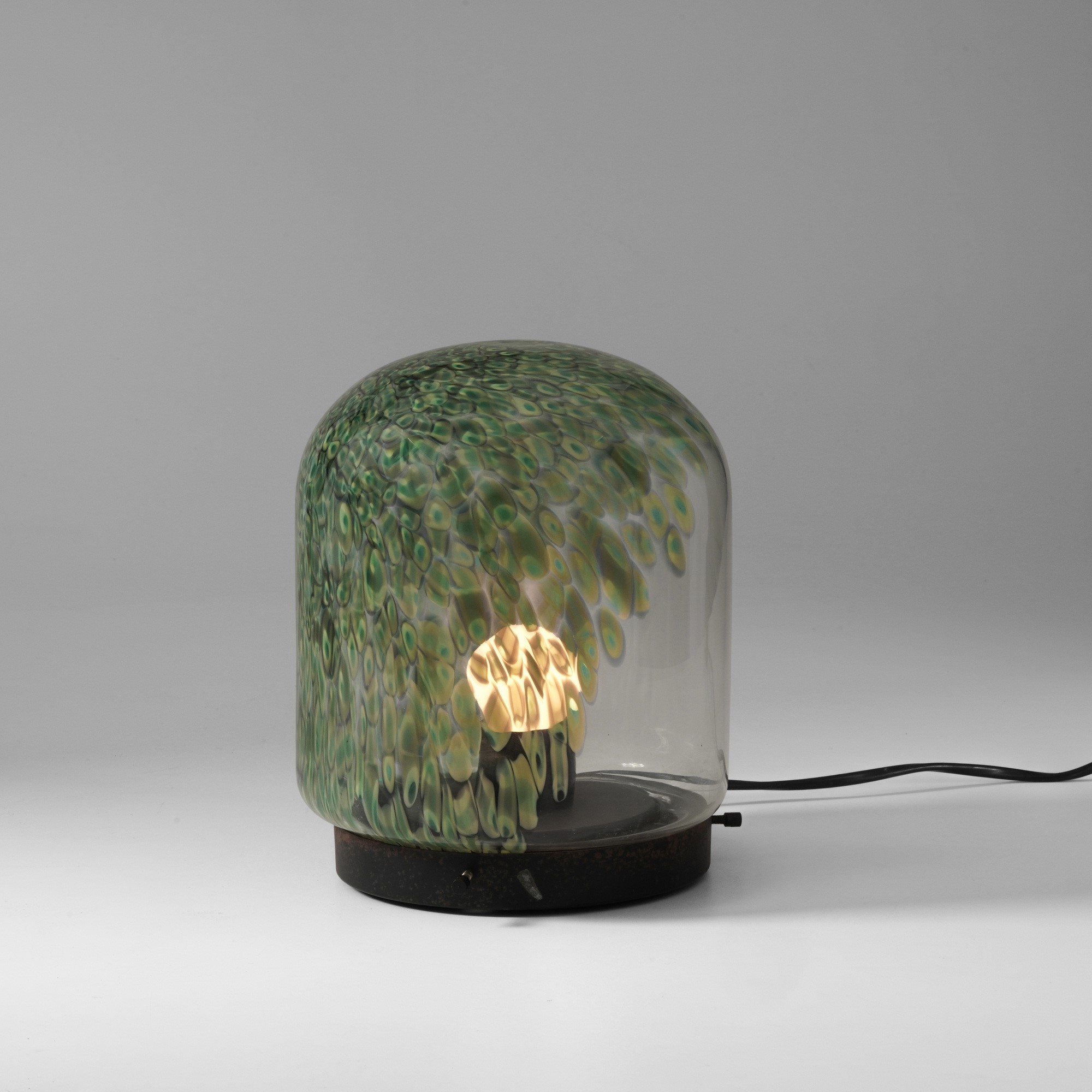 Gae Aulenti - Lampada da tavolo con struttura in metallo laccato e diffusore in vetro di Murano a...