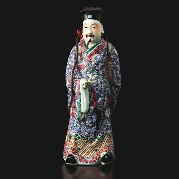 Figura in porcellana Famiglia Rosa a smalti policromi raffigurante Immortale, Cina, Repubblica
