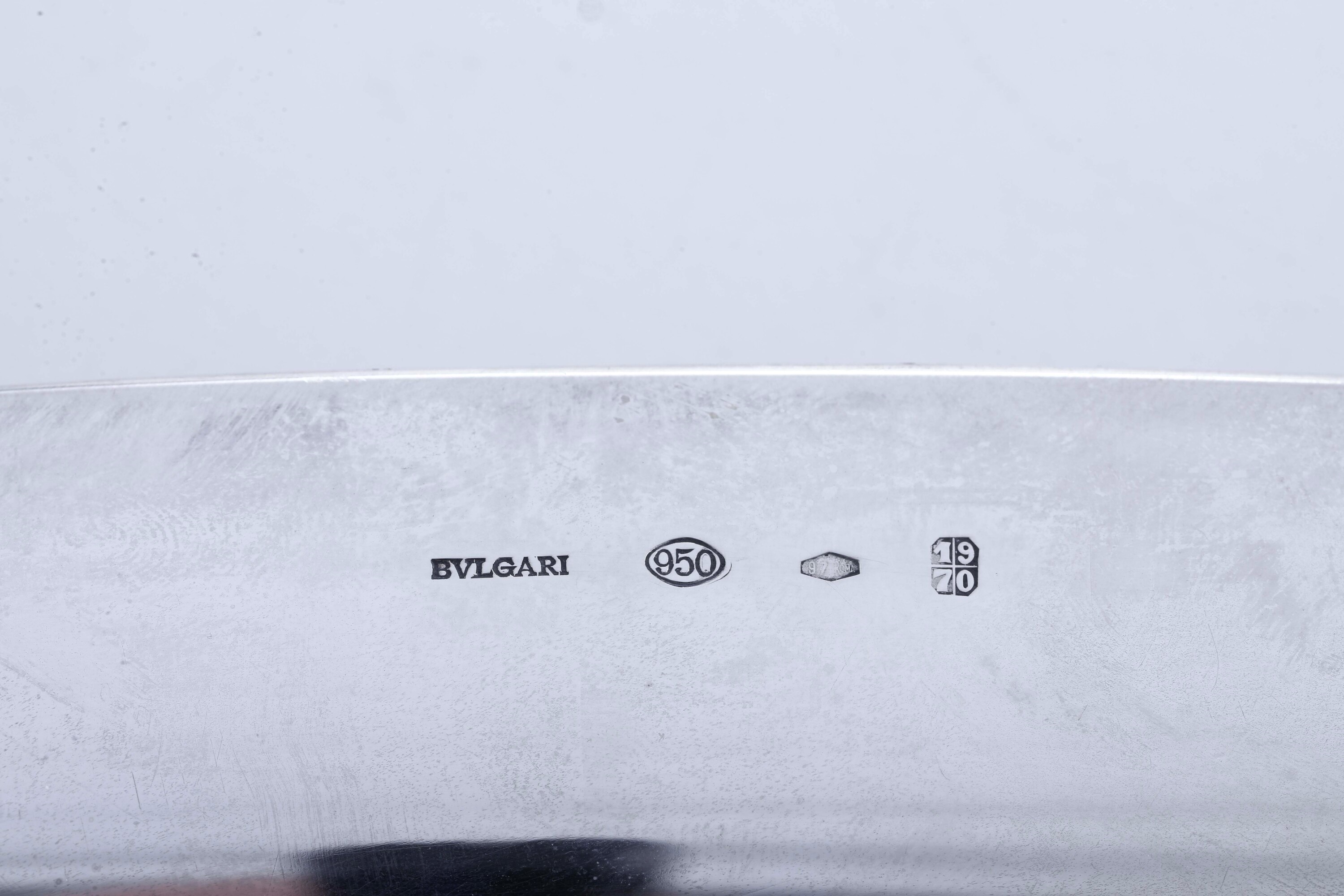 Argentiere Mario Vitali per Maison Bulgari, Importante vassoio in argento 950 fuso e sagomato, Ro...