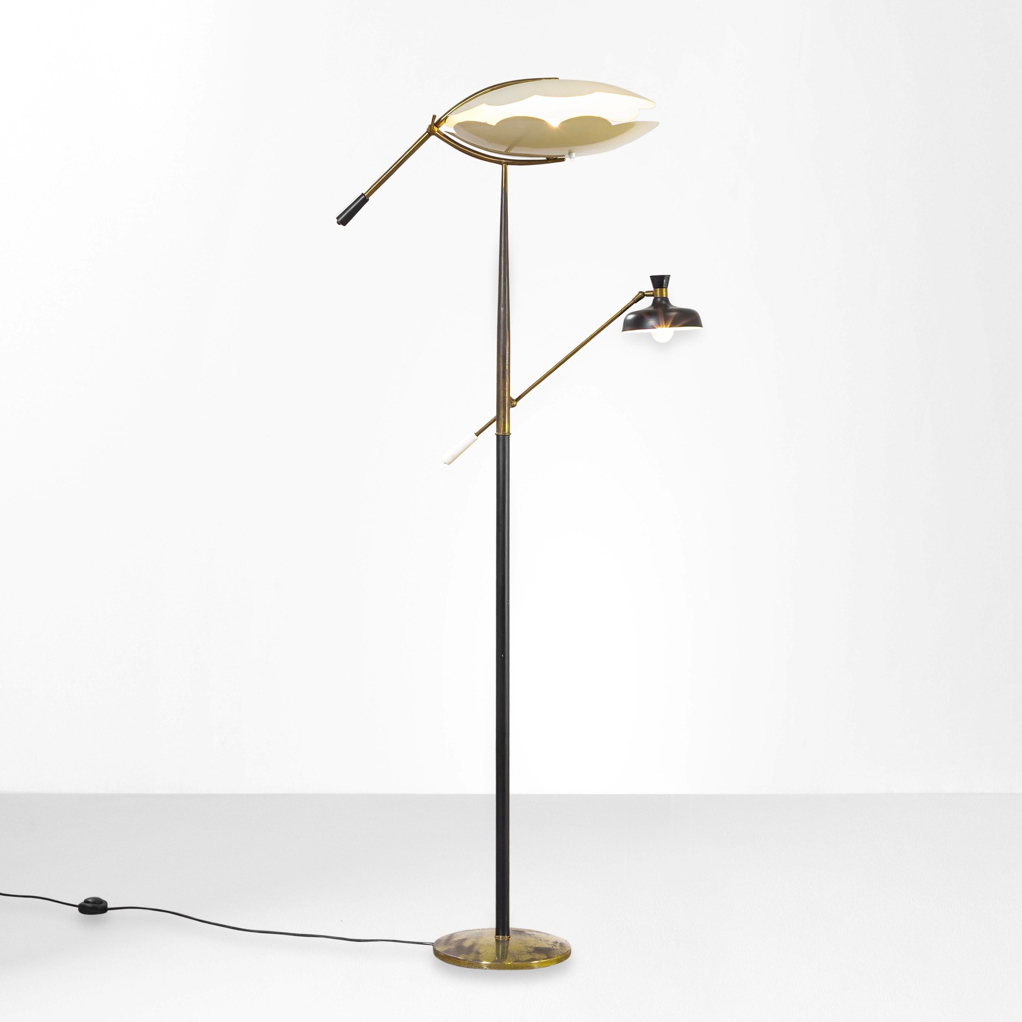 Lampada da terra, struttura in ottone e metallo laccato (produzione italiana, ca. 1960)