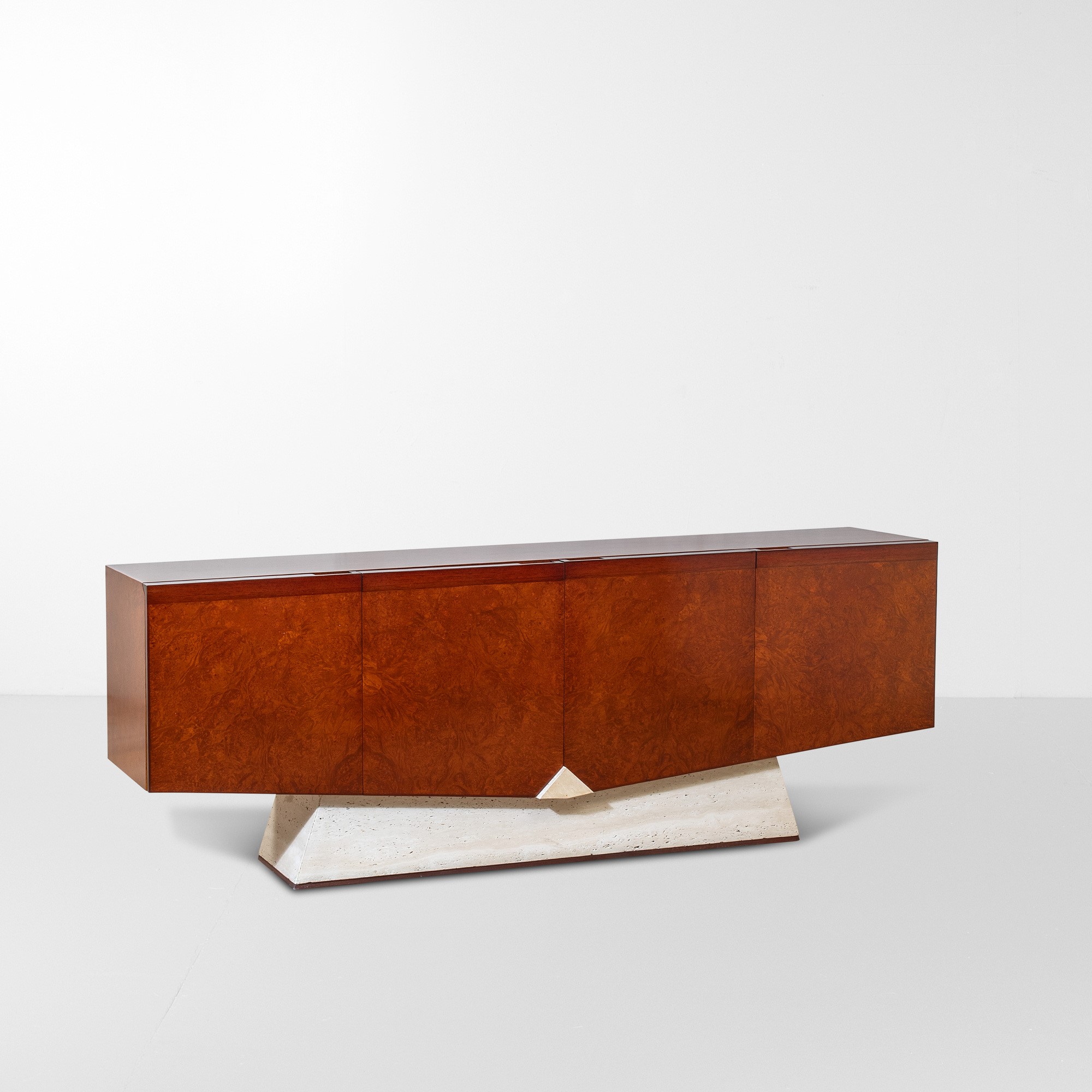 Romeo Rega - Mobile contenitore in legno e radica con base in travertino, produzione Italia (circ...