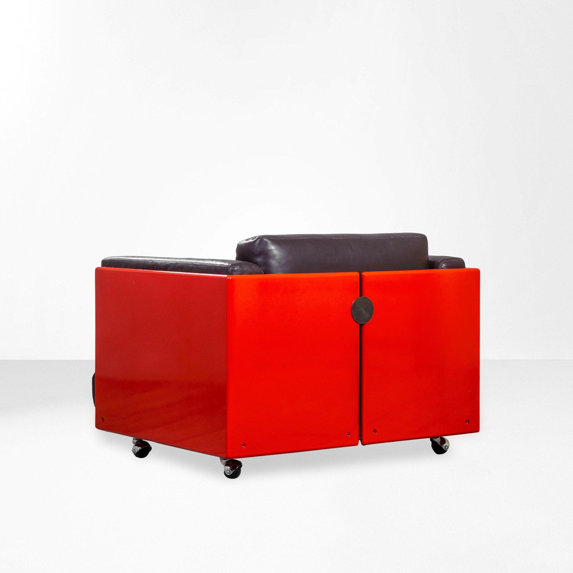 Studio Gavina - Coppia di poltrone con struttura in legno laccato e rivestimento in cuoio