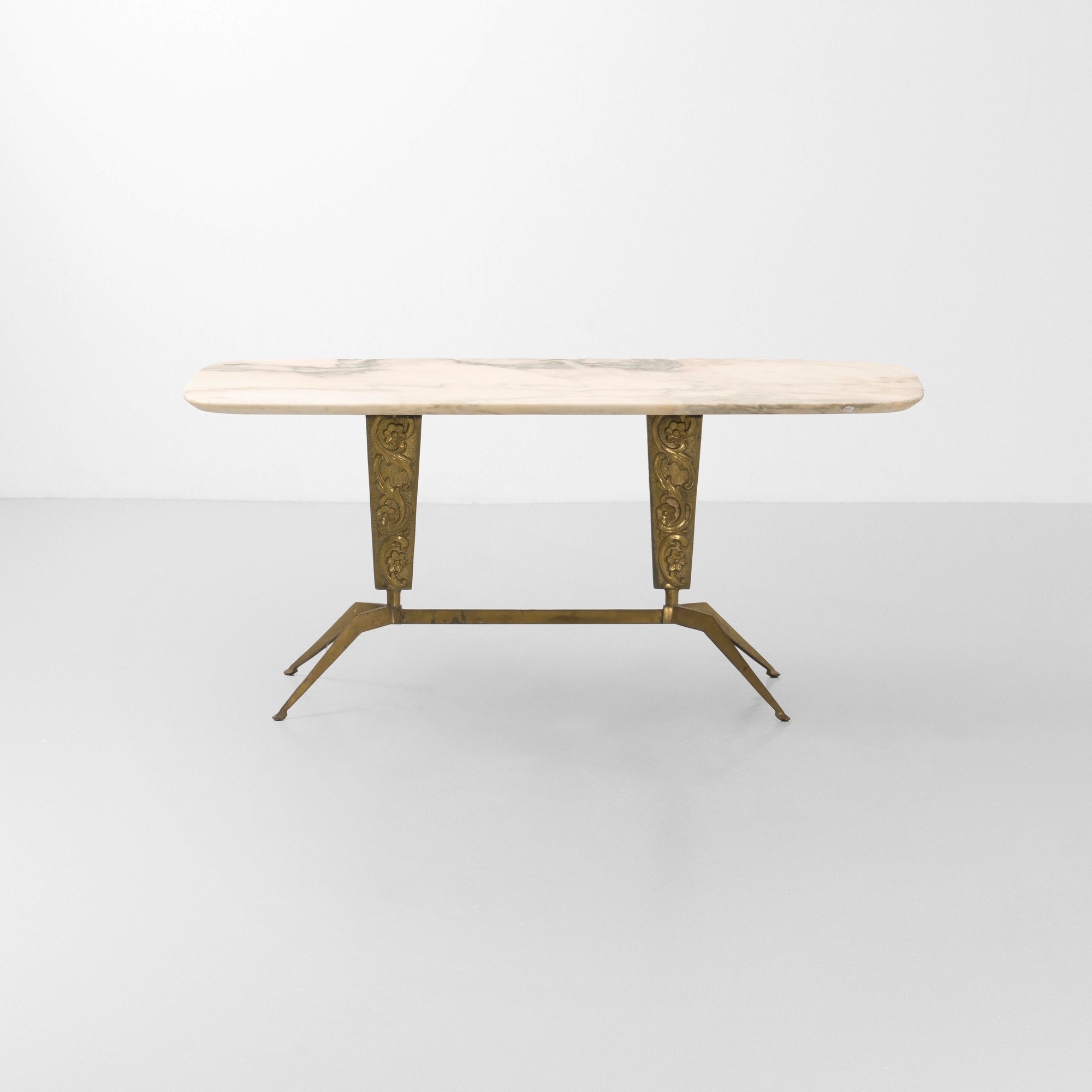 Italia, tavolo basso in struttura metallica e ottone con piano in marmo (stile industriale, ca. 1...