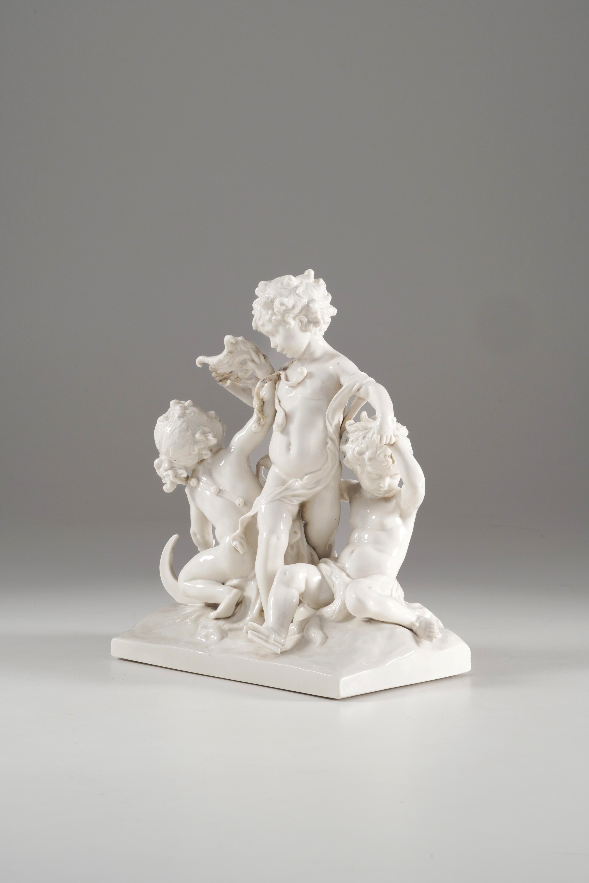 Gruppo di putti in porcellana, Napoli (?), XX secolo