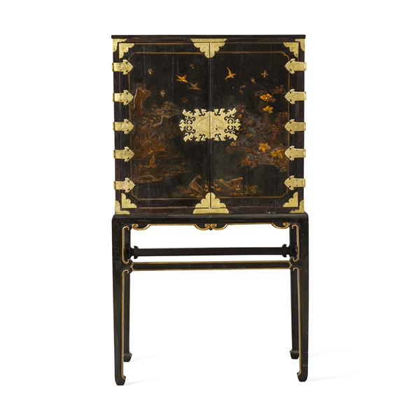 Cabinet in legno ebanizzato e dipinto a chioniserie. Inghilterra XVIII-XIX secolo