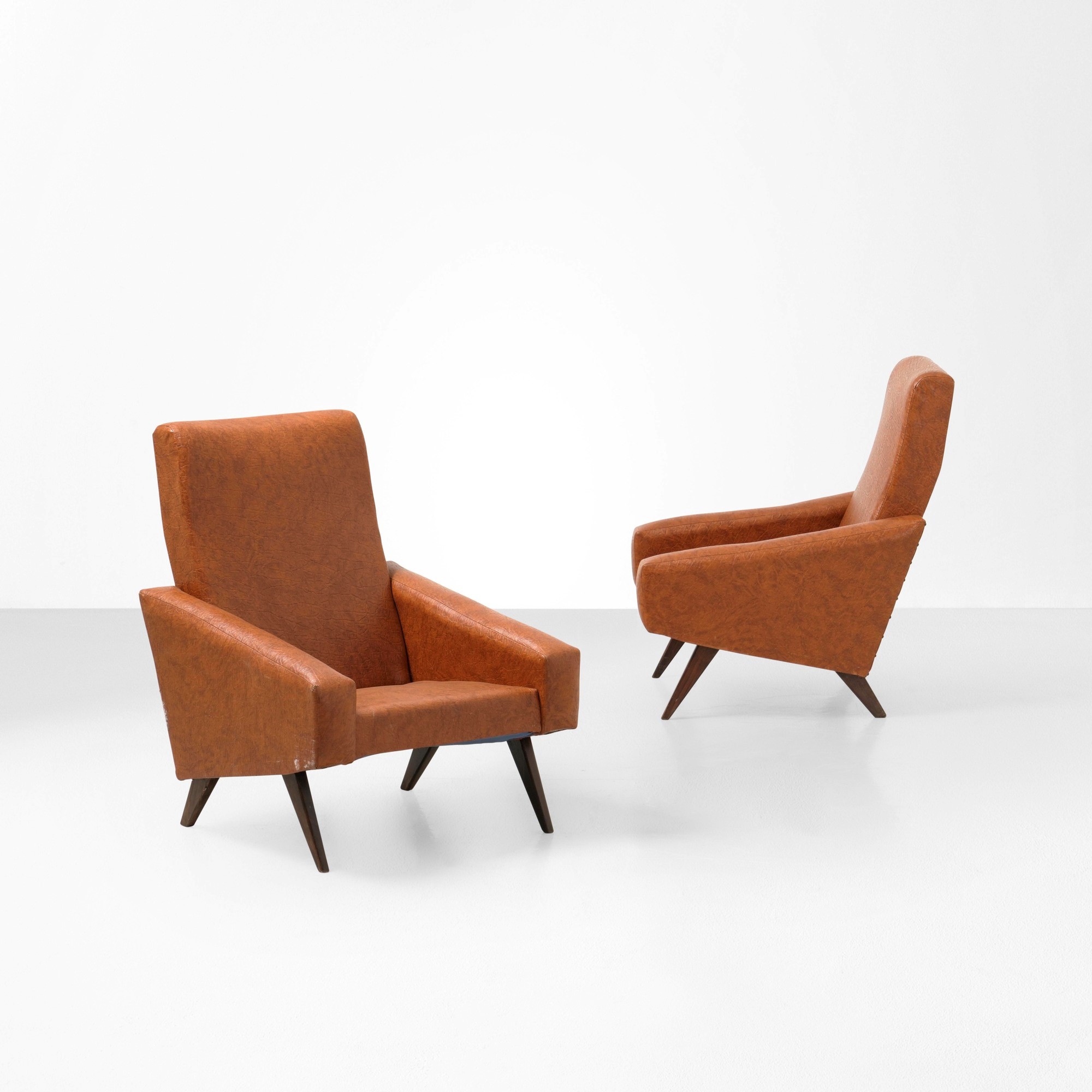 Due poltrone, struttura in legno e rivestimento in skai (produzione italiana, ca. 1950)