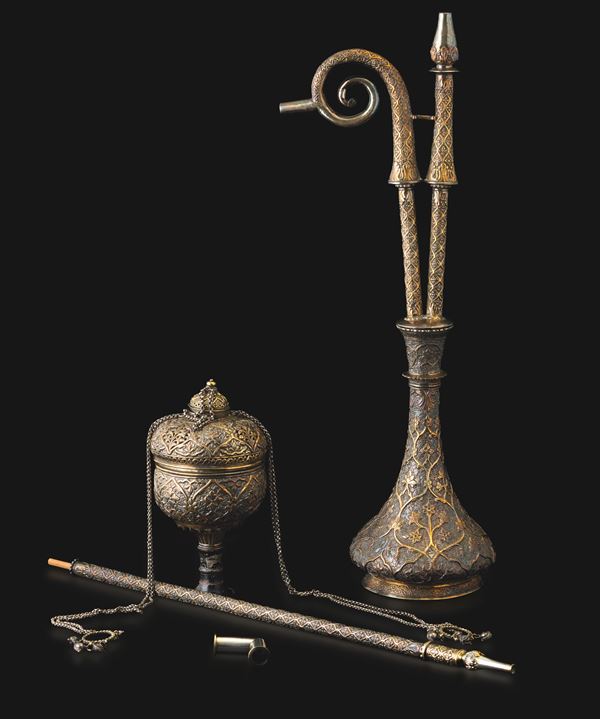 Narghilè antico in argento vermeil con decorazione intricate, India, epoca Mogul, XVIII-XIX secolo