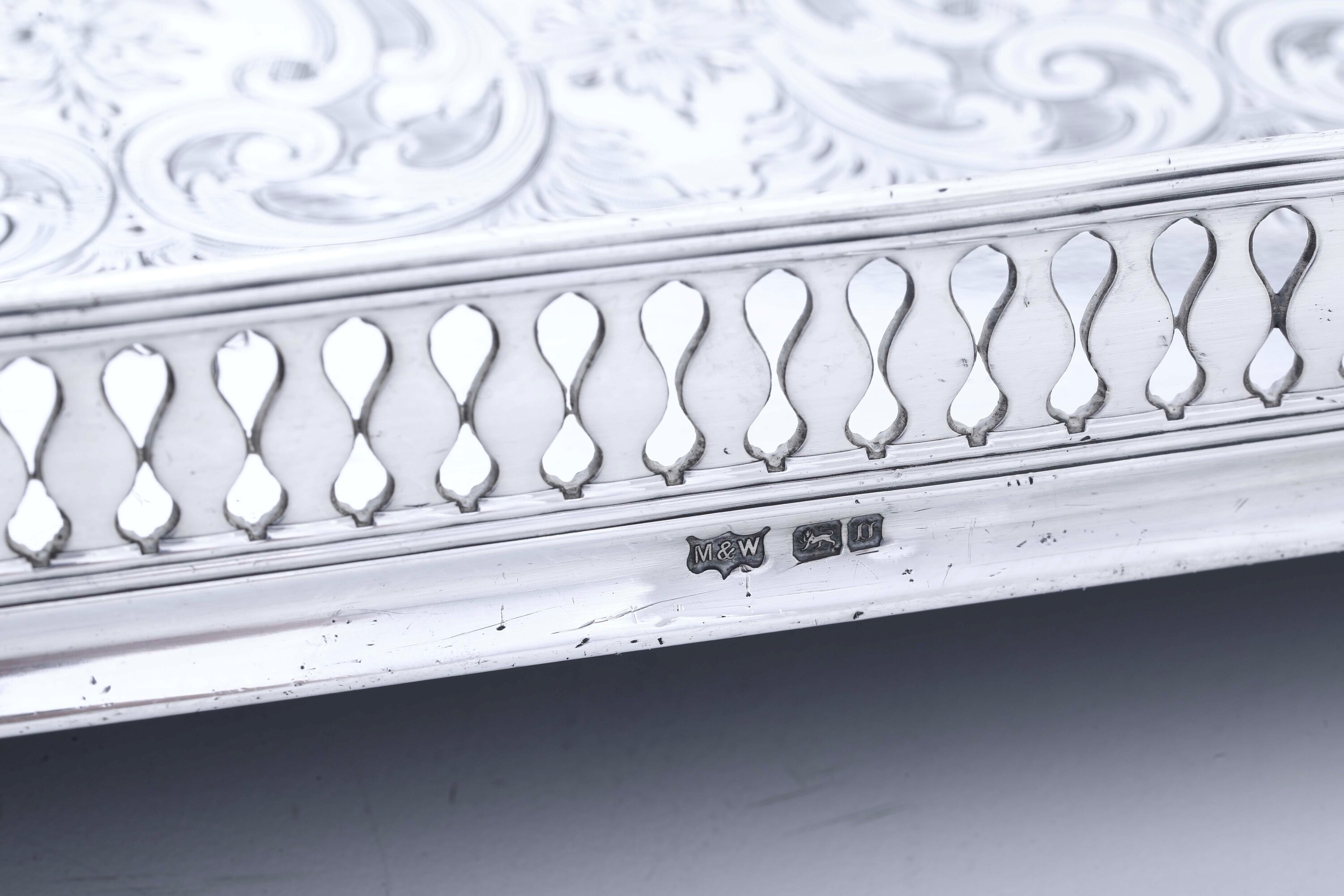 Mappin & Webb, Grande presentoir centrotavola in argento fuso ottagonale (Sheffield, 1906)