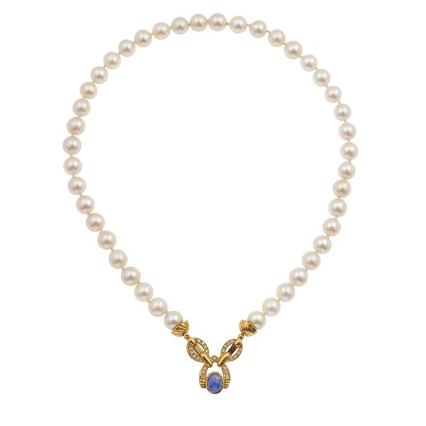 Girocollo con perle coltivate, zaffiro taglio cabochon e piccoli diamanti