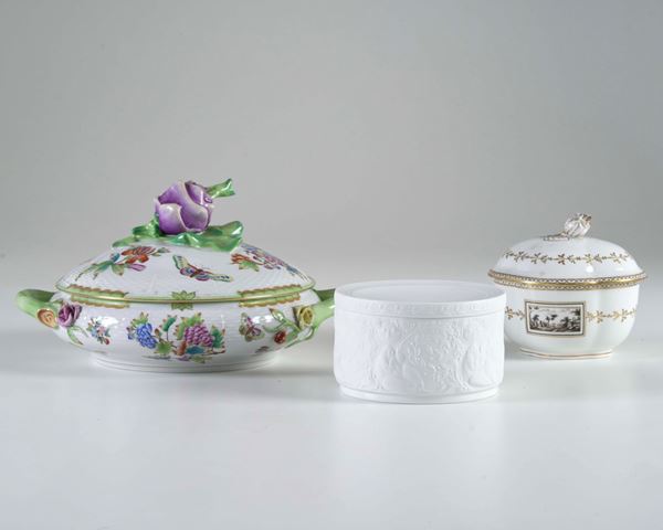 Legumiera "Queen Victoria", Zuccheriera "Fiesole", scatola "flauto magico". Manifatture di Herend, Richard Ginori e Rosenthal, XX secolo.