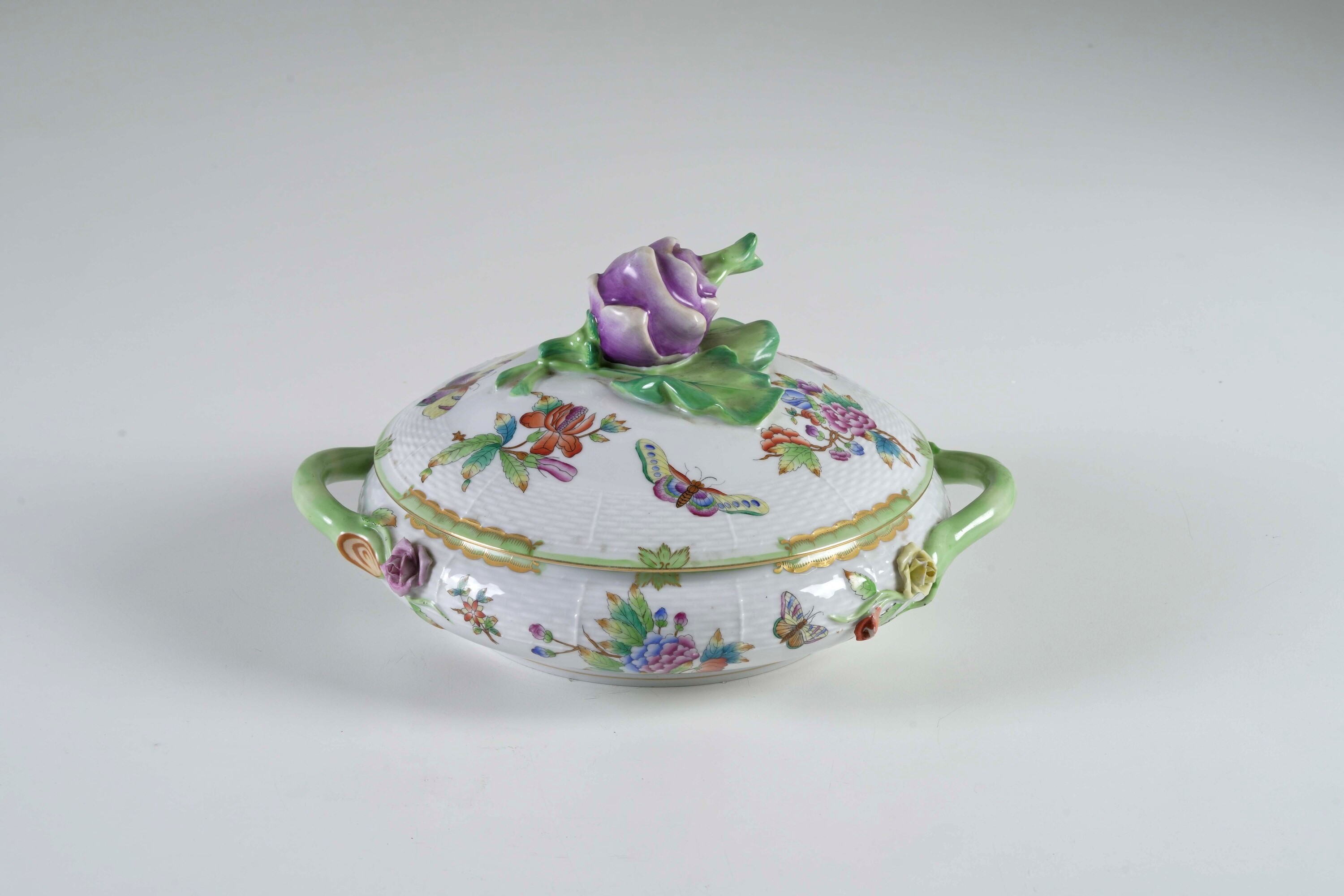 Legumiera "Queen Victoria", Zuccheriera "Fiesole", scatola "flauto magico". Manifatture di Herend...
