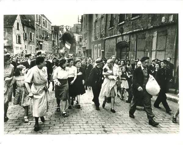 Robert Capa - La Tondue de Chartres