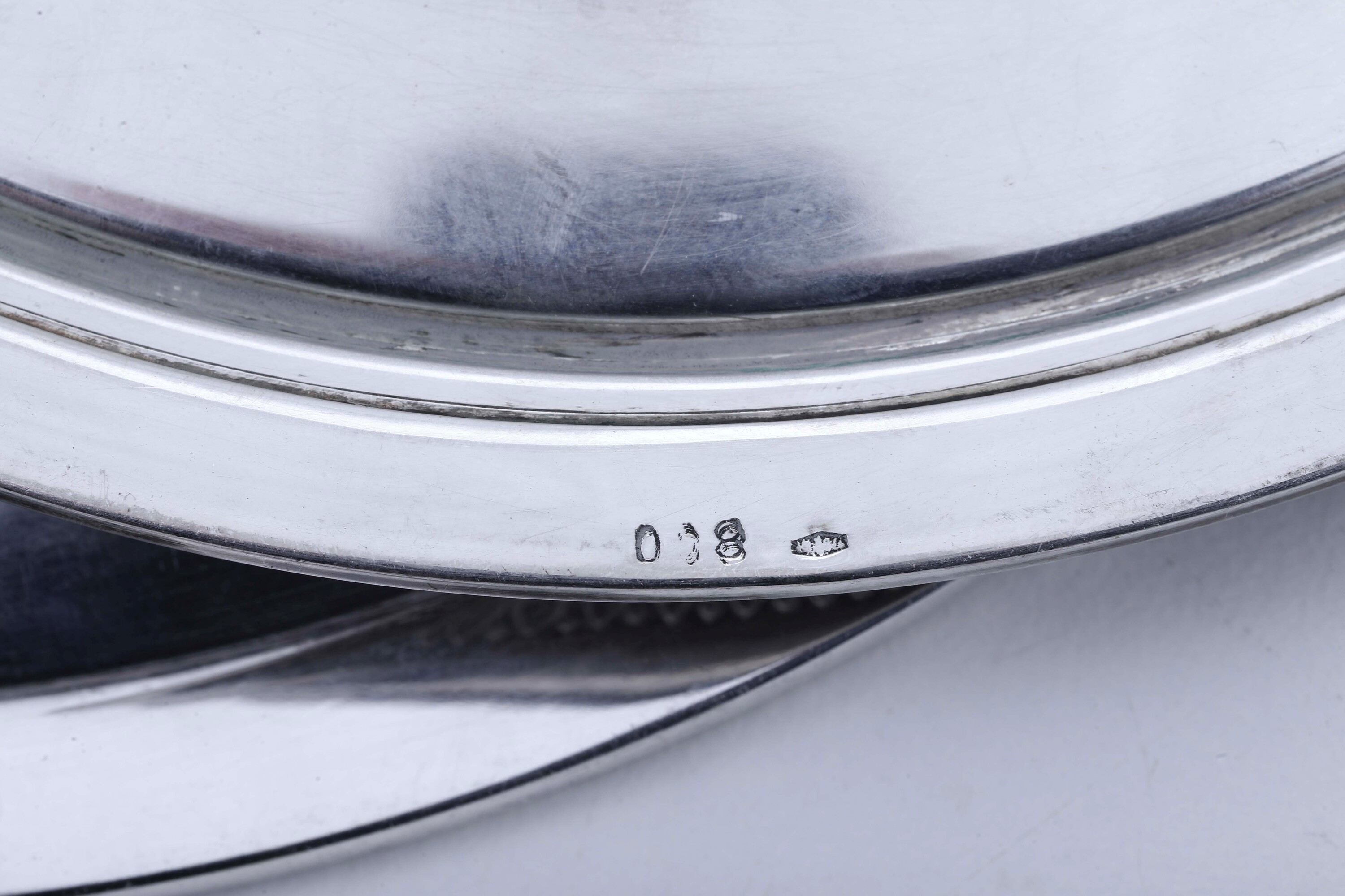 Argenteria italiana del XX secolo, Tre piatti in argento fuso e sagomato