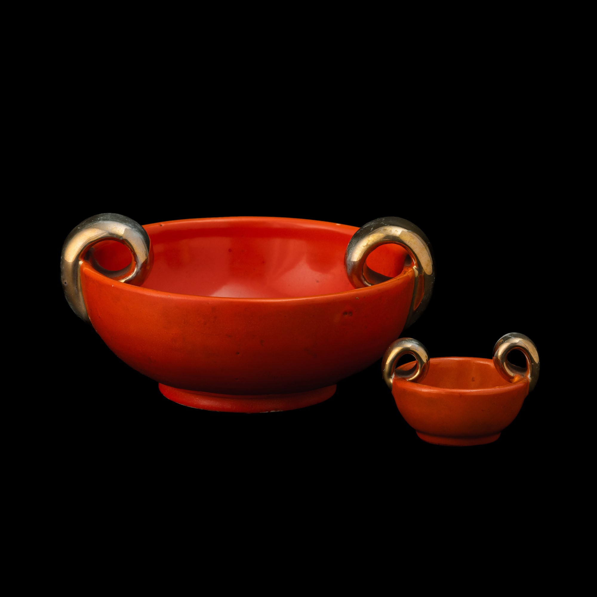 Italia, Coppe in ceramica smaltata con anse ad anello dorate (circa 1940)