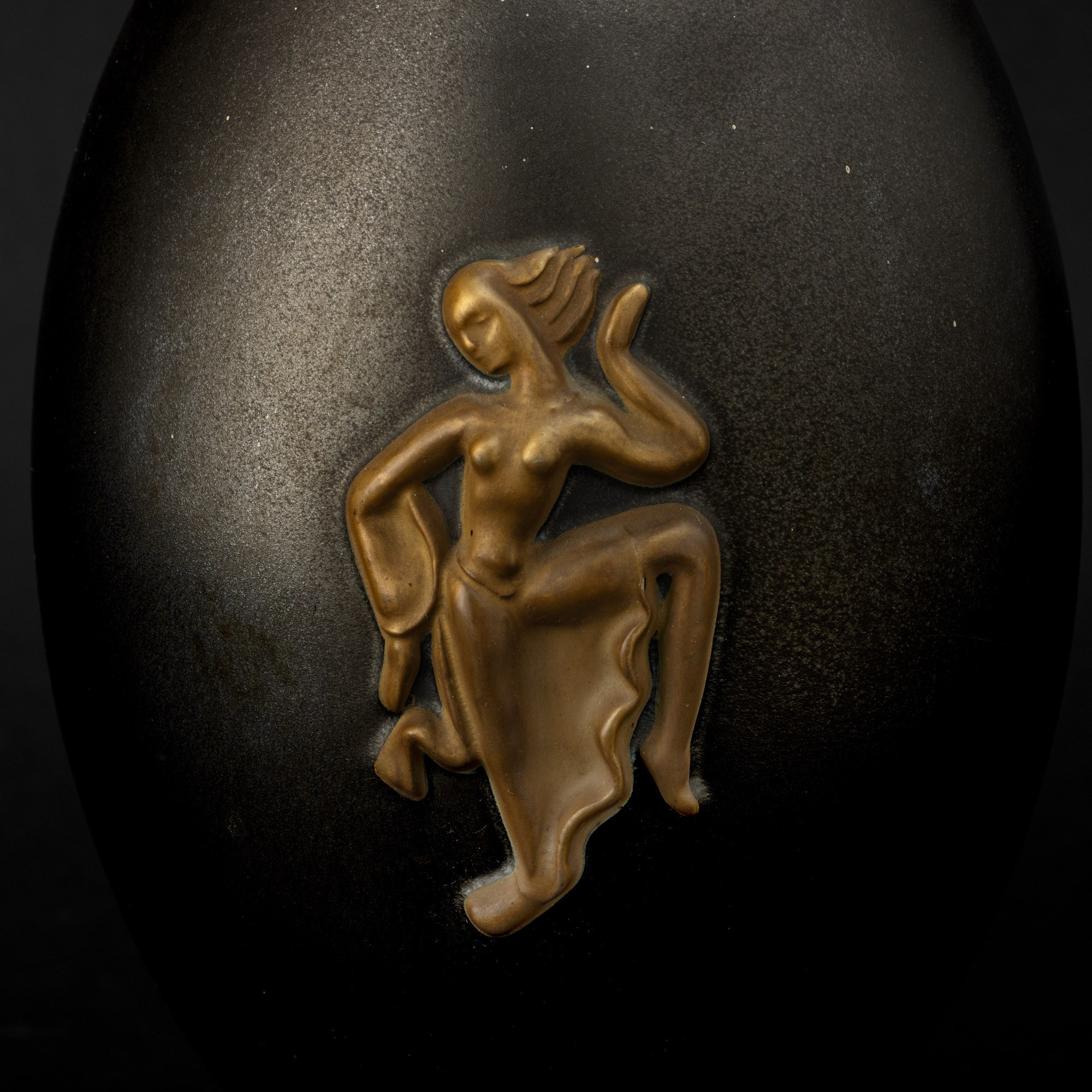 Angelo Biancini - Vaso a uovo con figura danzante in terraglia a colaggio (Laveno, 1938 ca.)