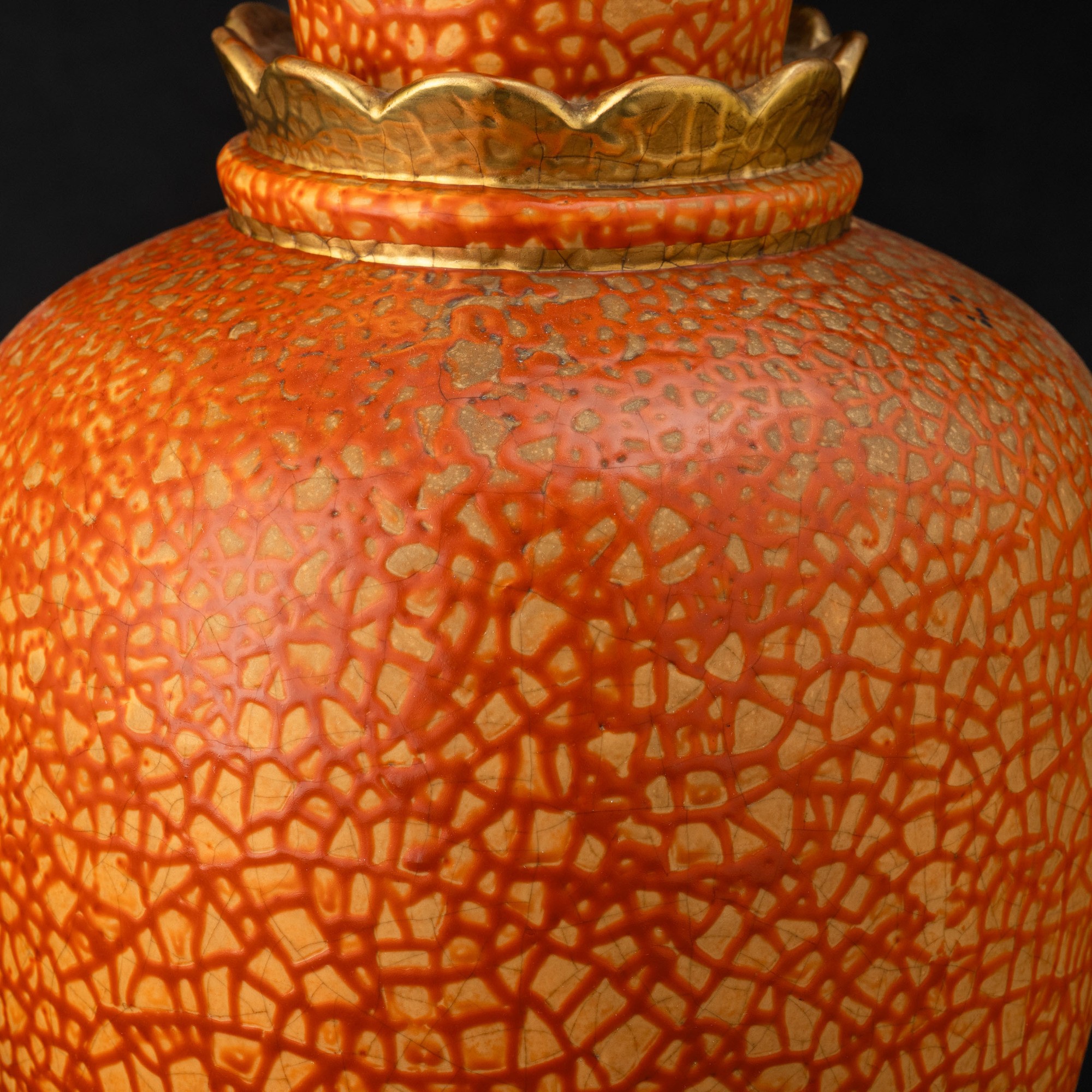 Sesto Fiorentino (?), Vaso in ceramica su piede troncoconico, decorazione a craquelure e dorature