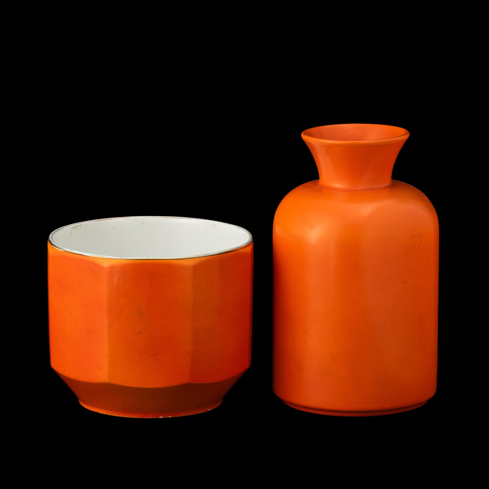 Richard Ginori e S.C.I., Laveno, cachepot e vaso in terraglia smaltata con decoro arancione e oro...