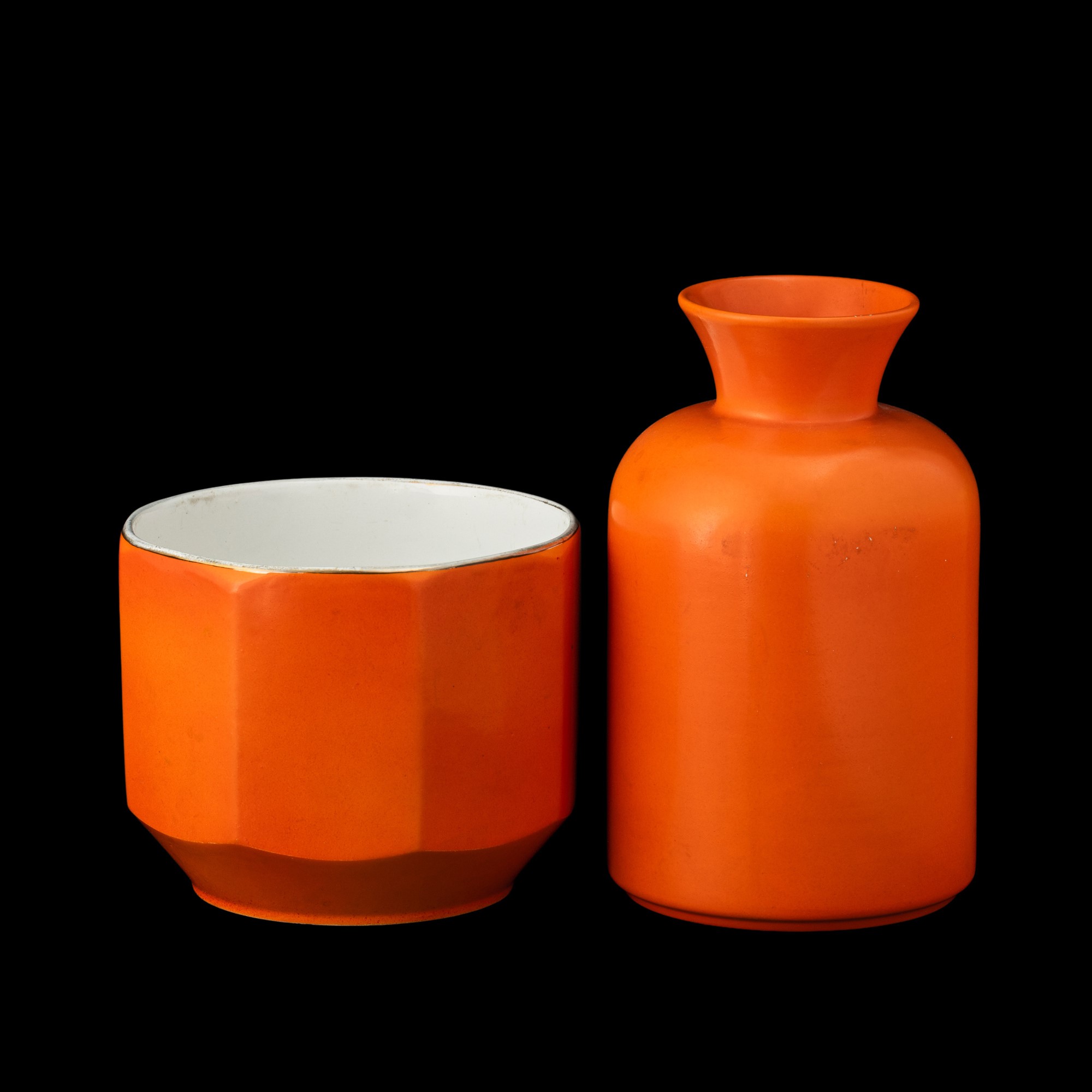 Richard Ginori e S.C.I., Laveno, cachepot e vaso in terraglia smaltata con decoro arancione e oro...