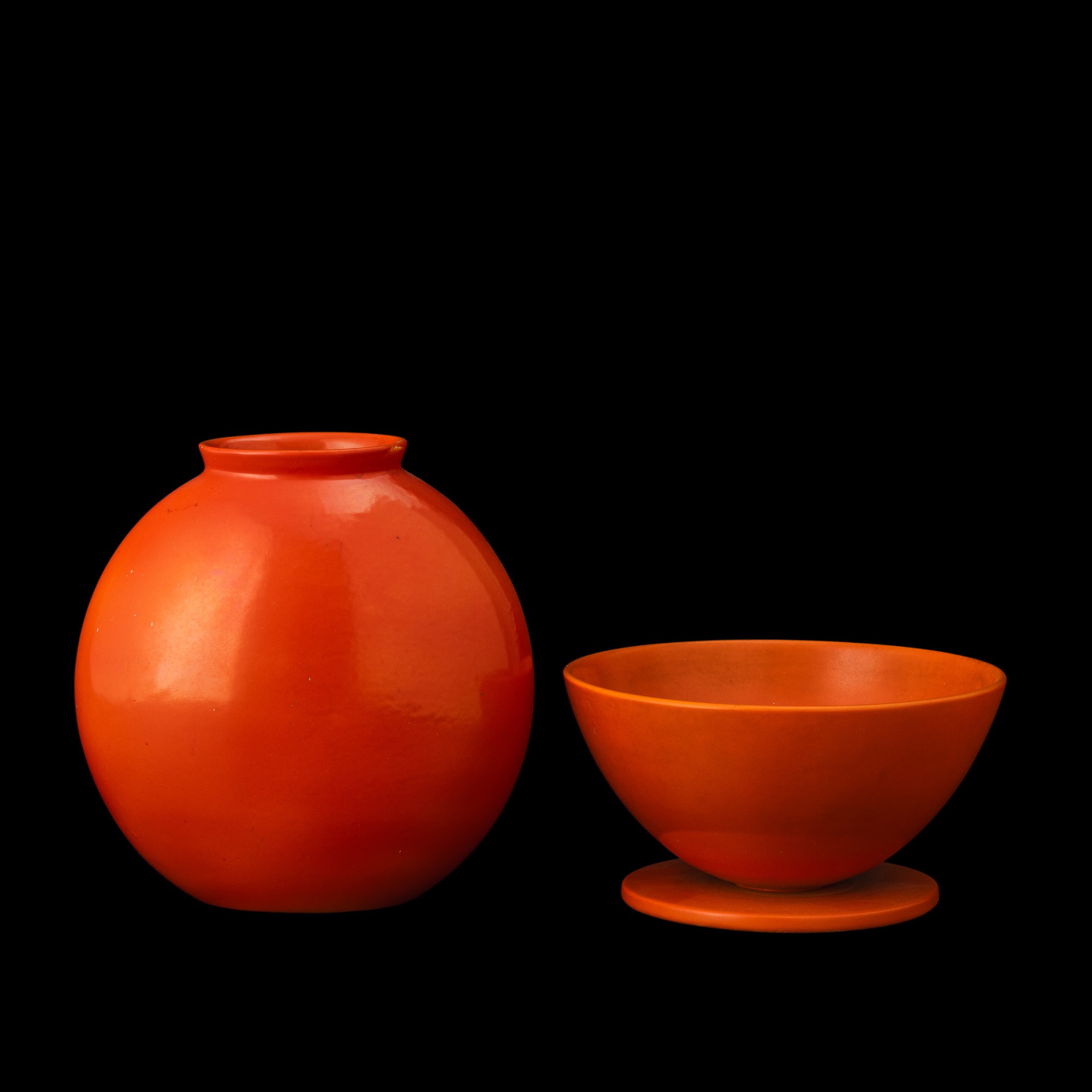 Guido Andloviz - Laveno ca. 1940 — vaso e fruttiera in terraglia a colaggio con decoro a smalto a...