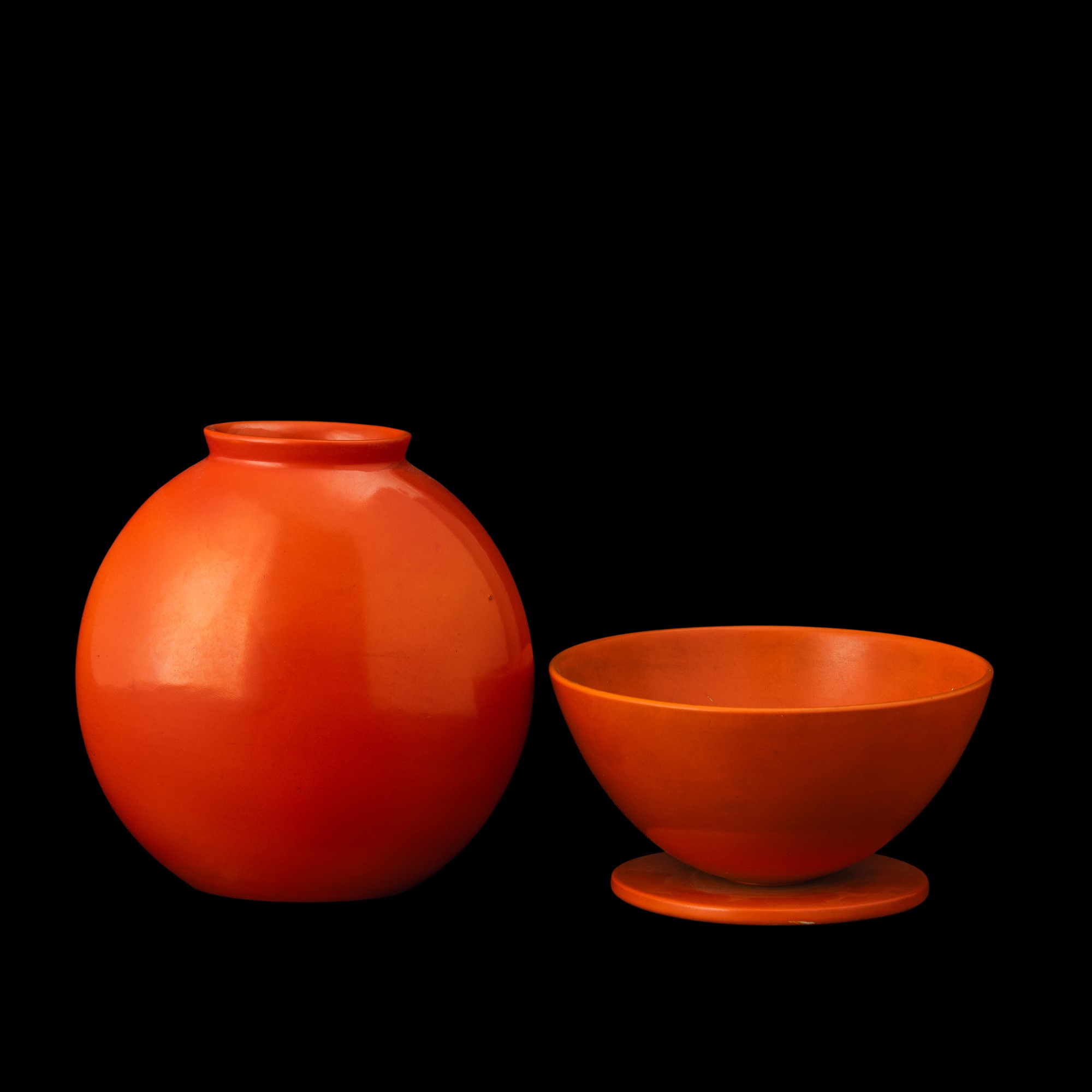 Guido Andloviz - Laveno ca. 1940 — vaso e fruttiera in terraglia a colaggio con decoro a smalto a...