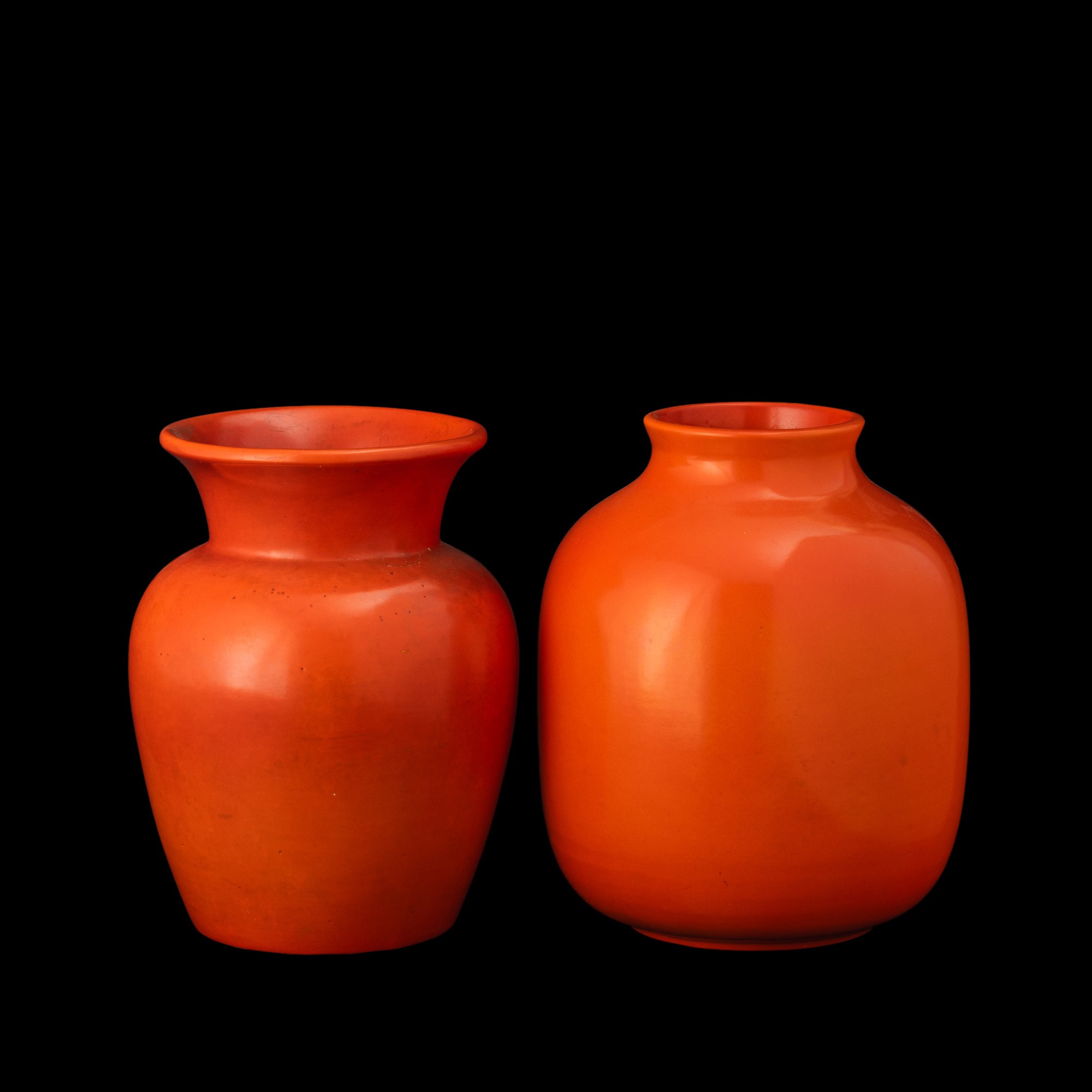 Giovanni Gariboldi - Due vasi in terraglia a colaggio con decoro a smalto arancione, Milano, 1935...