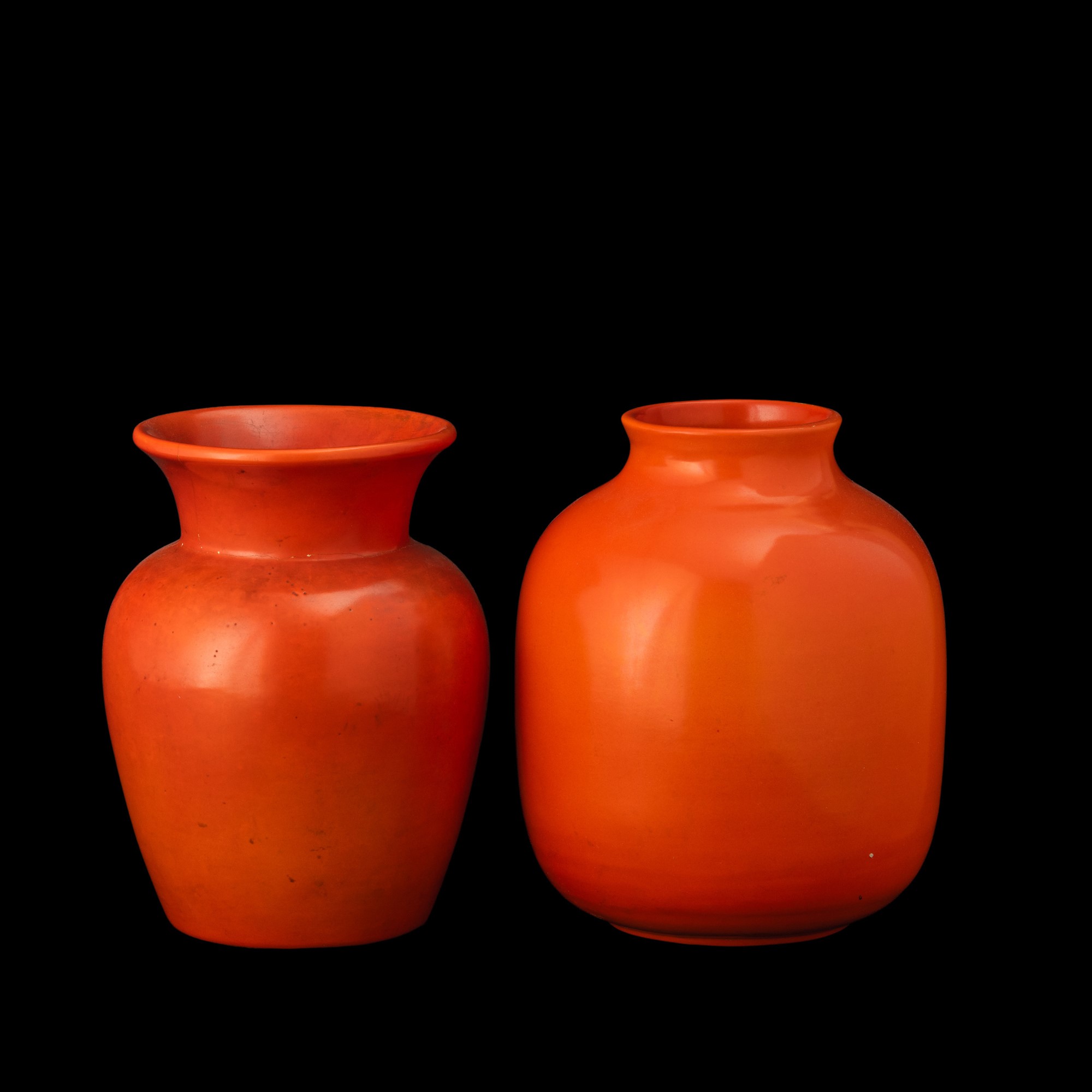 Giovanni Gariboldi - Due vasi in terraglia a colaggio con decoro a smalto arancione, Milano, 1935...