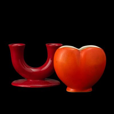 S.C.I., Laveno, Manifattura italiana, Vaso a cuore e portacandele, terraglia a colaggio con smalt...