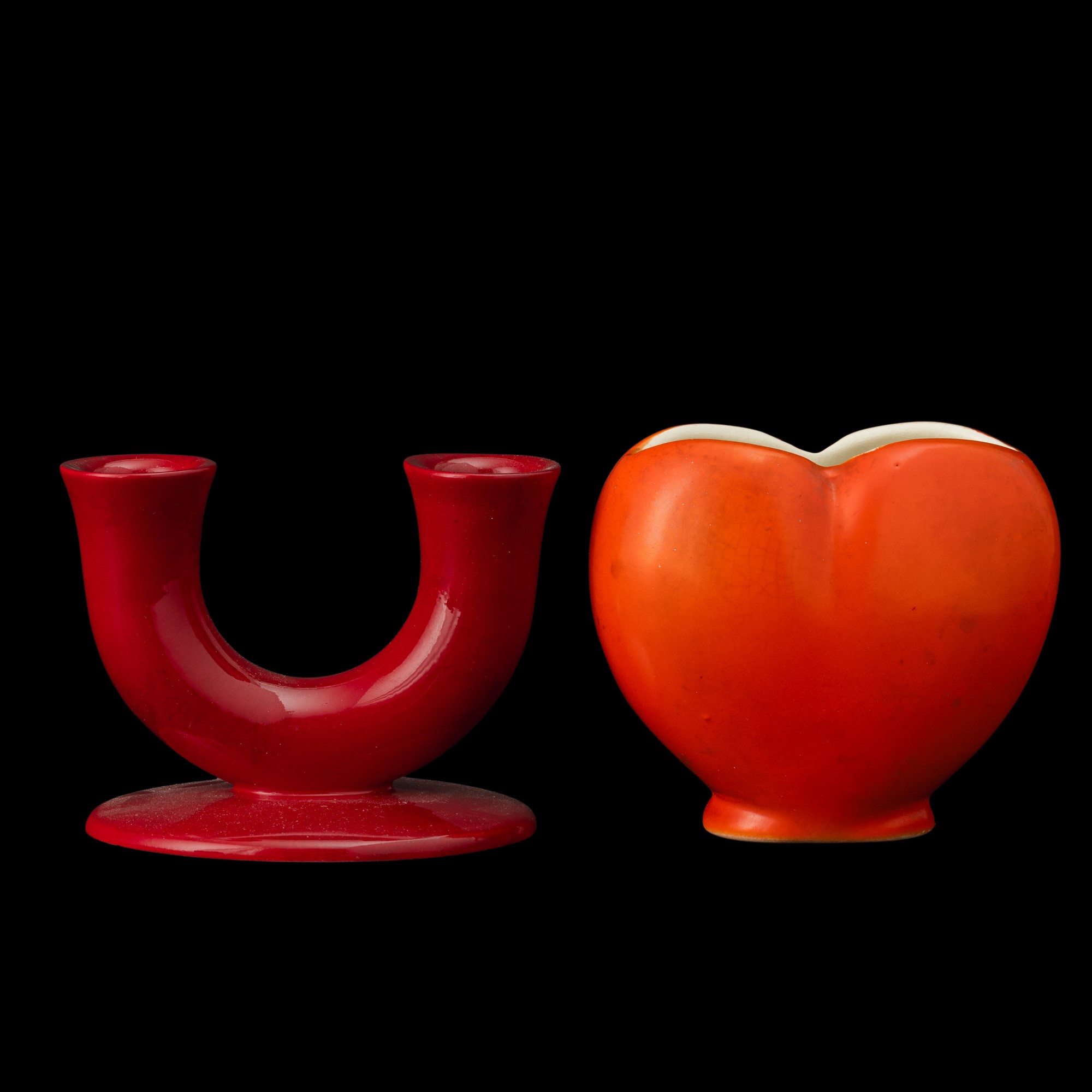S.C.I., Laveno, Manifattura italiana, Vaso a cuore e portacandele, terraglia a colaggio con smalt...