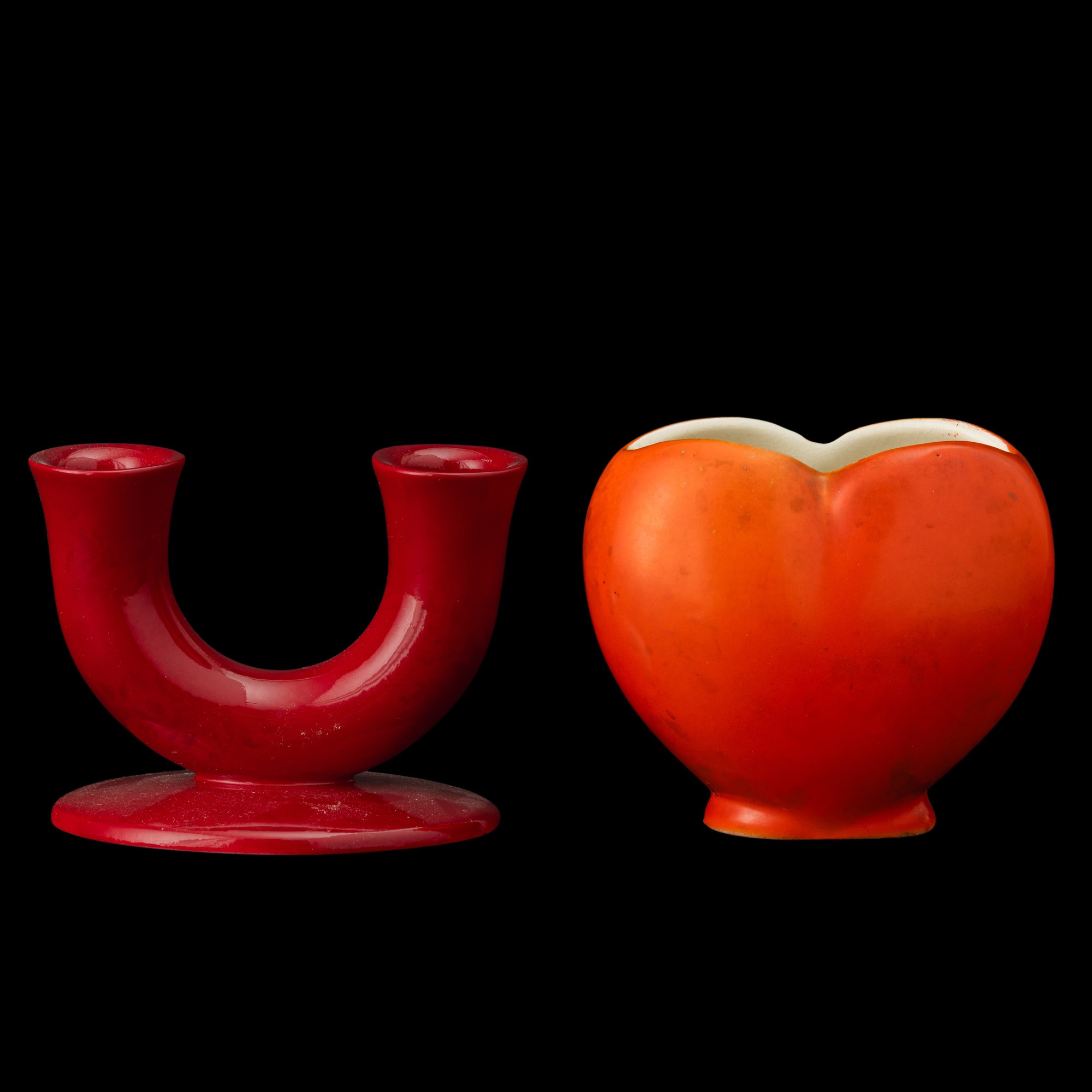 S.C.I., Laveno, Manifattura italiana, Vaso a cuore e portacandele, terraglia a colaggio con smalt...