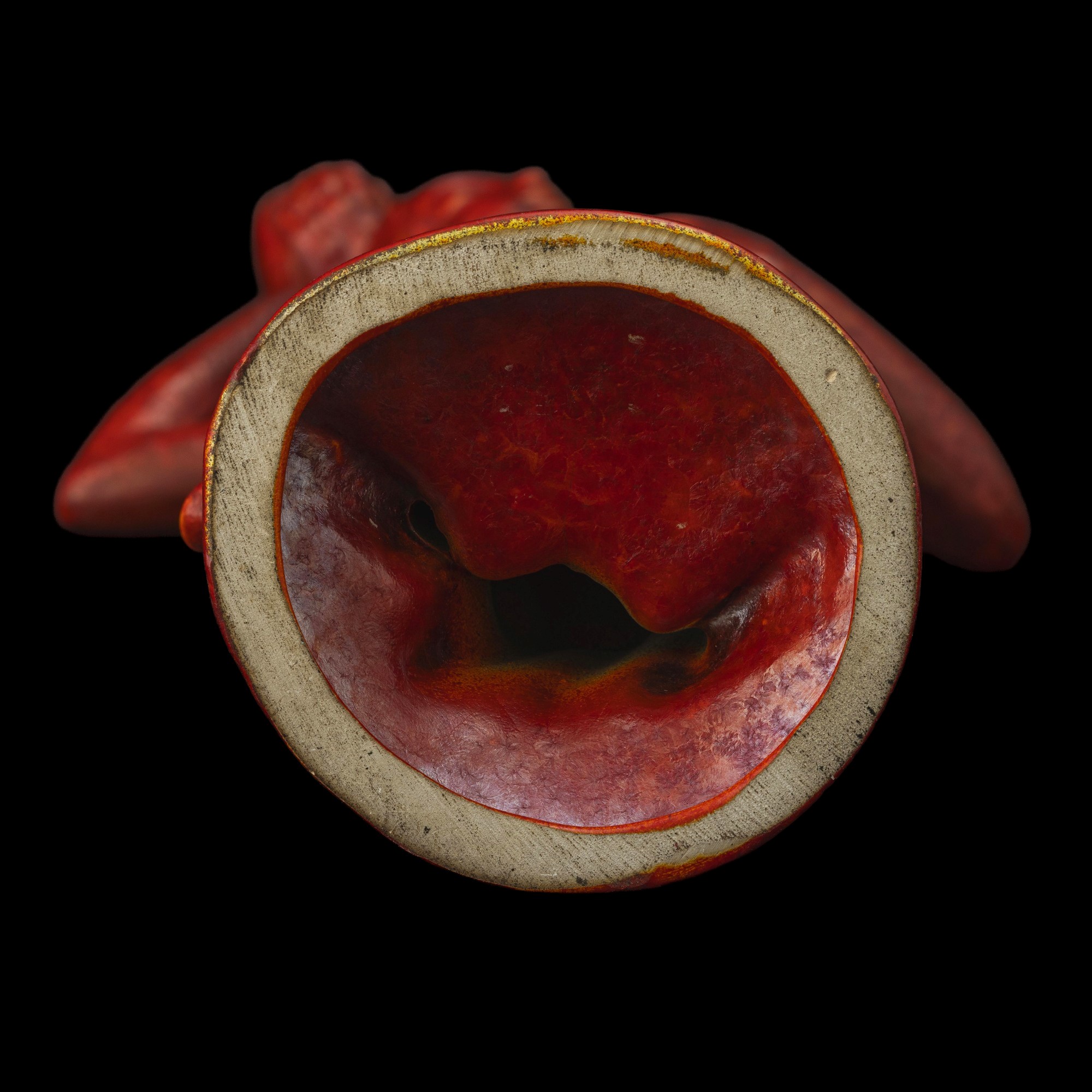 Vendemmiatrice, terraglia a colaggio con decoro in smalto rosso (Austria o Italia, 1930 ca.), scu...