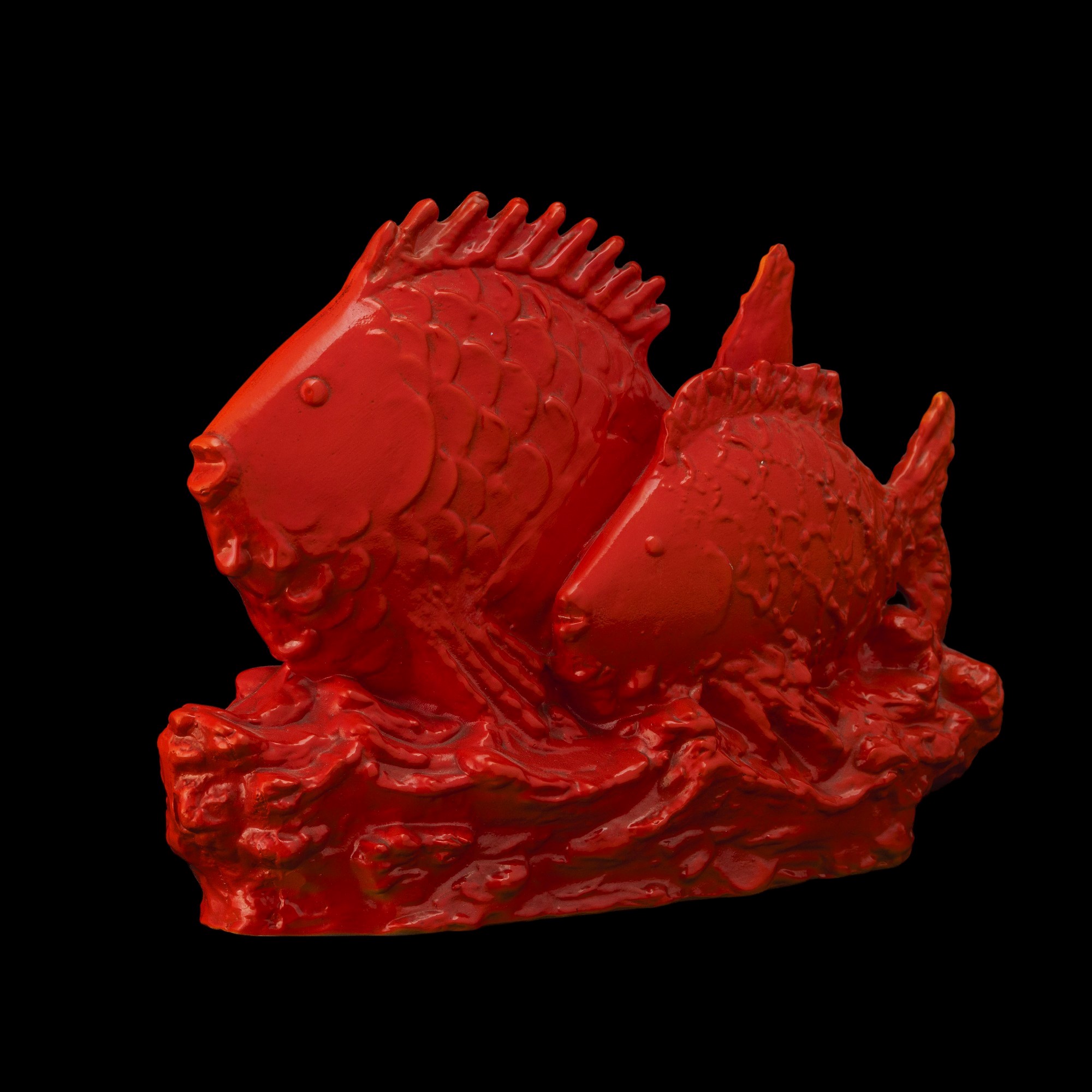 Angelo Biancini - Laveno, coppia di pesci in terraglia a colaggio con decoro a smalto rosso
