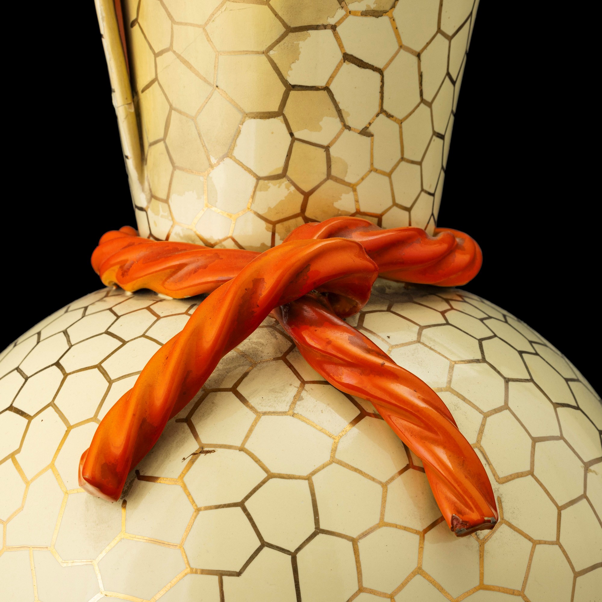 Rometti, Vaso ad anfora in ceramica con smalto policromo e dorature
