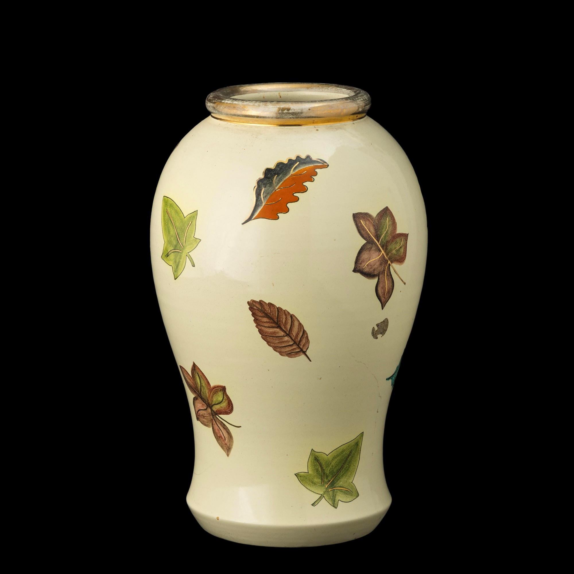 Pucci, Vaso a balaustro in ceramica con decoro policromo e dorature (circa 1947)